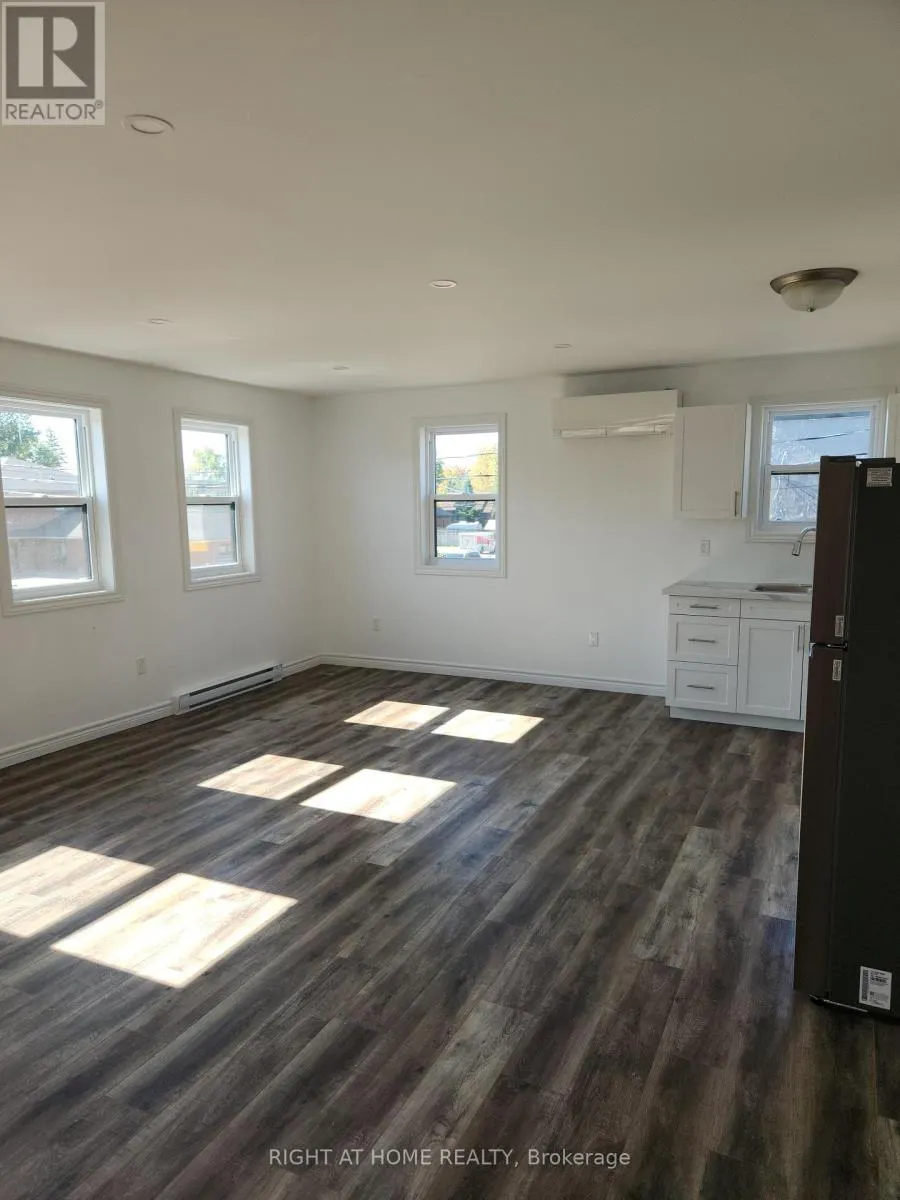 205 - 9 QUEEN STREET W