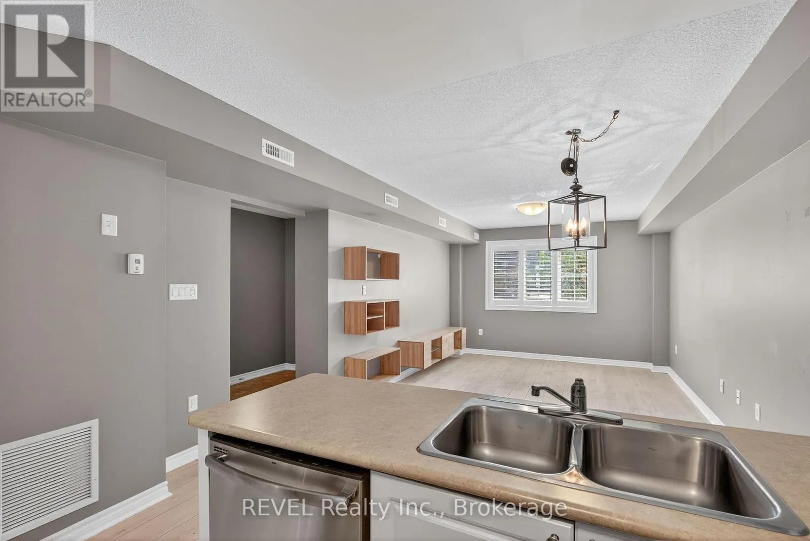 11 - 53 FERNDALE DRIVE S, #11