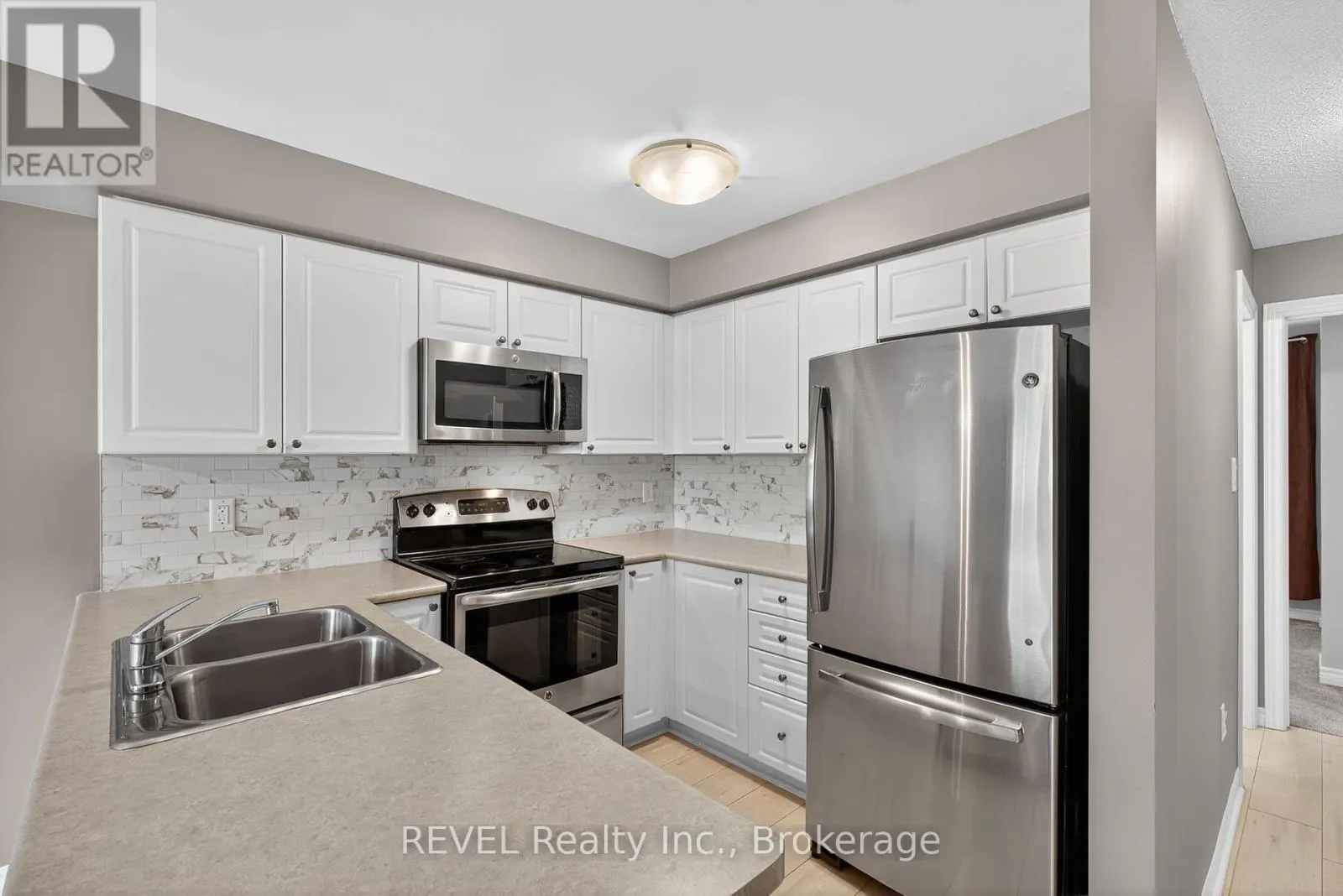 11 - 53 FERNDALE DRIVE S, #11