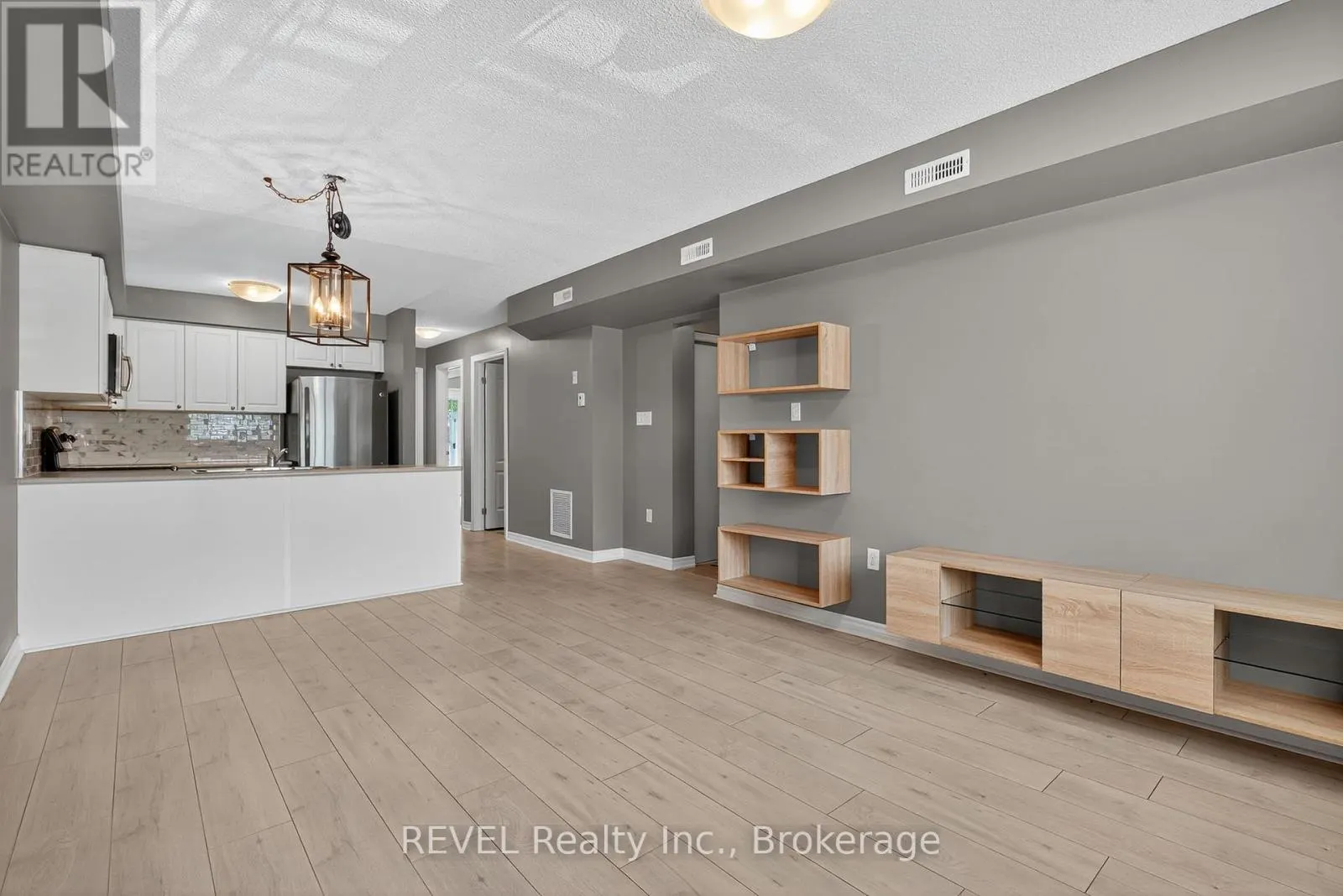 11 - 53 FERNDALE DRIVE S, #11