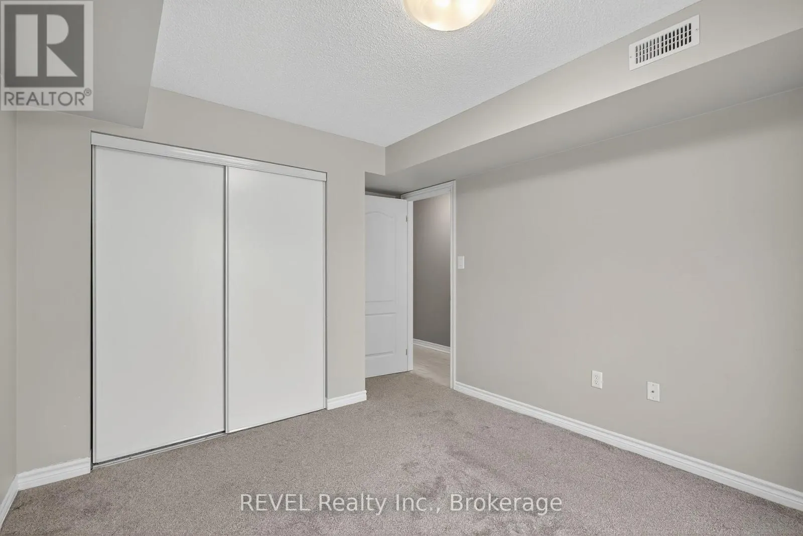 11 - 53 FERNDALE DRIVE S, #11