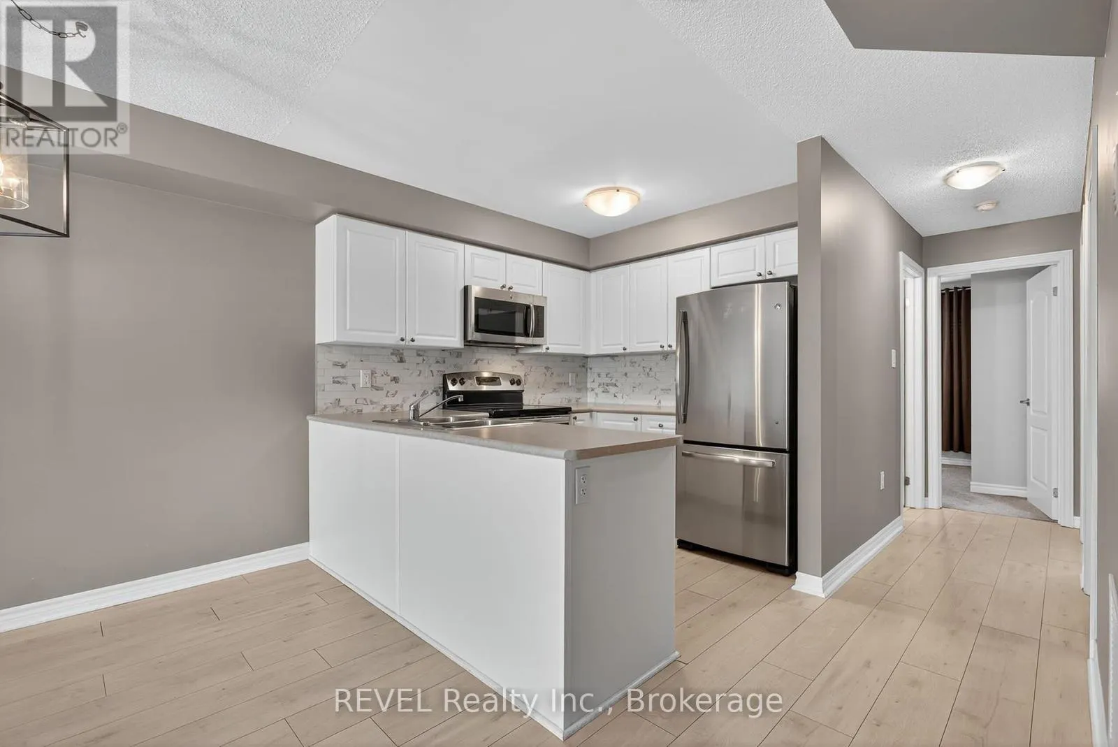11 - 53 FERNDALE DRIVE S, #11