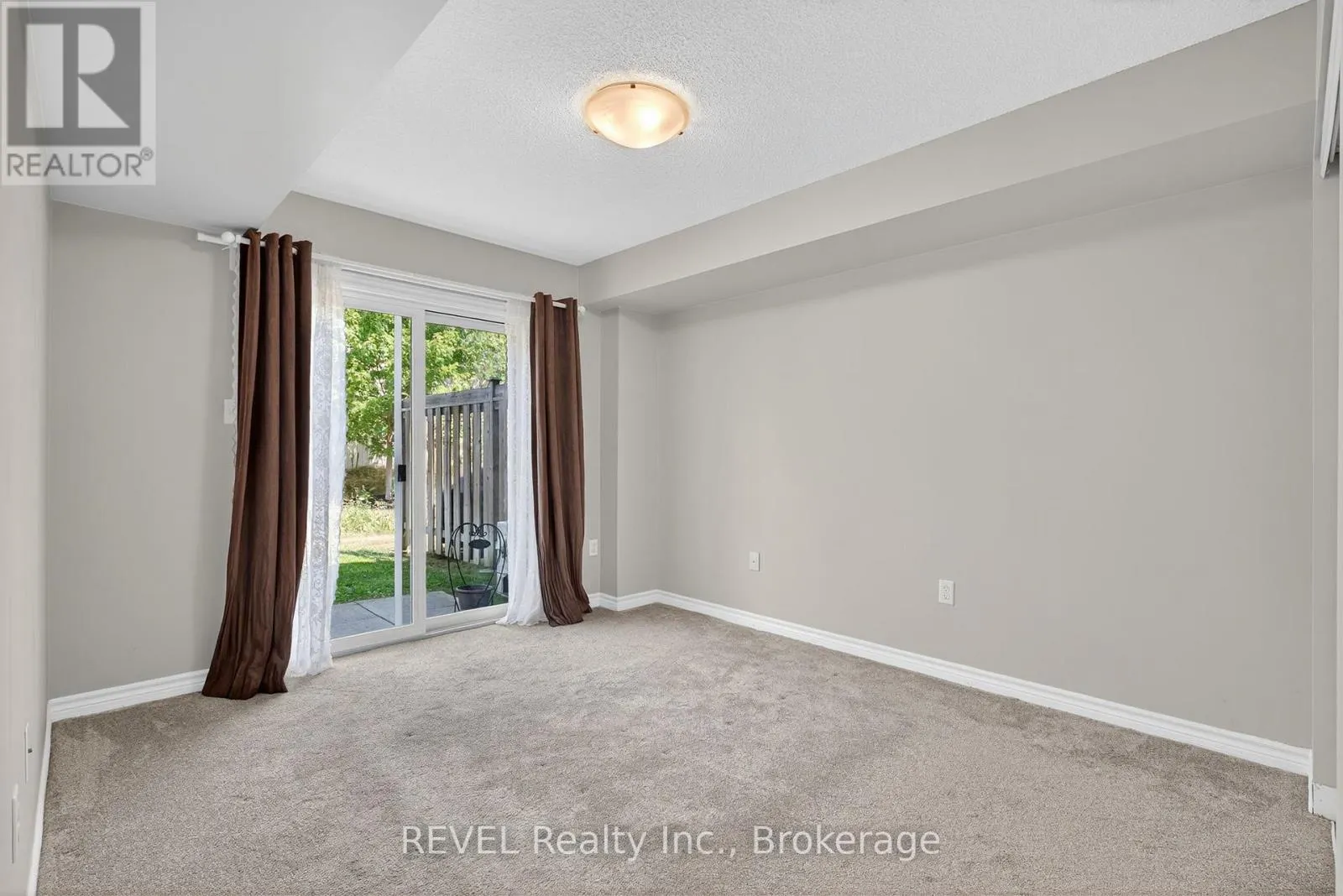11 - 53 FERNDALE DRIVE S, #11