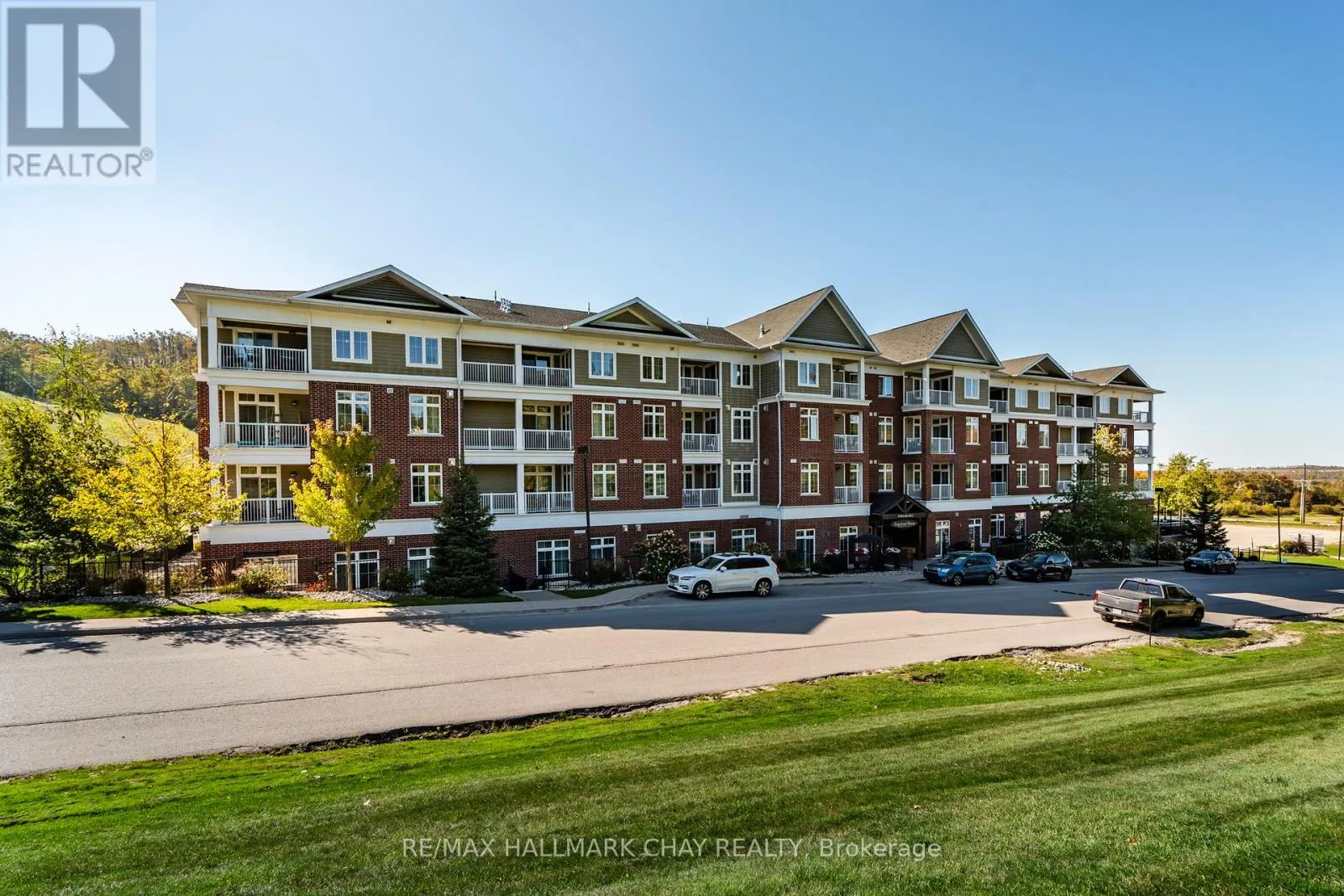 207 - 40 HORSESHOE BOULEVARD