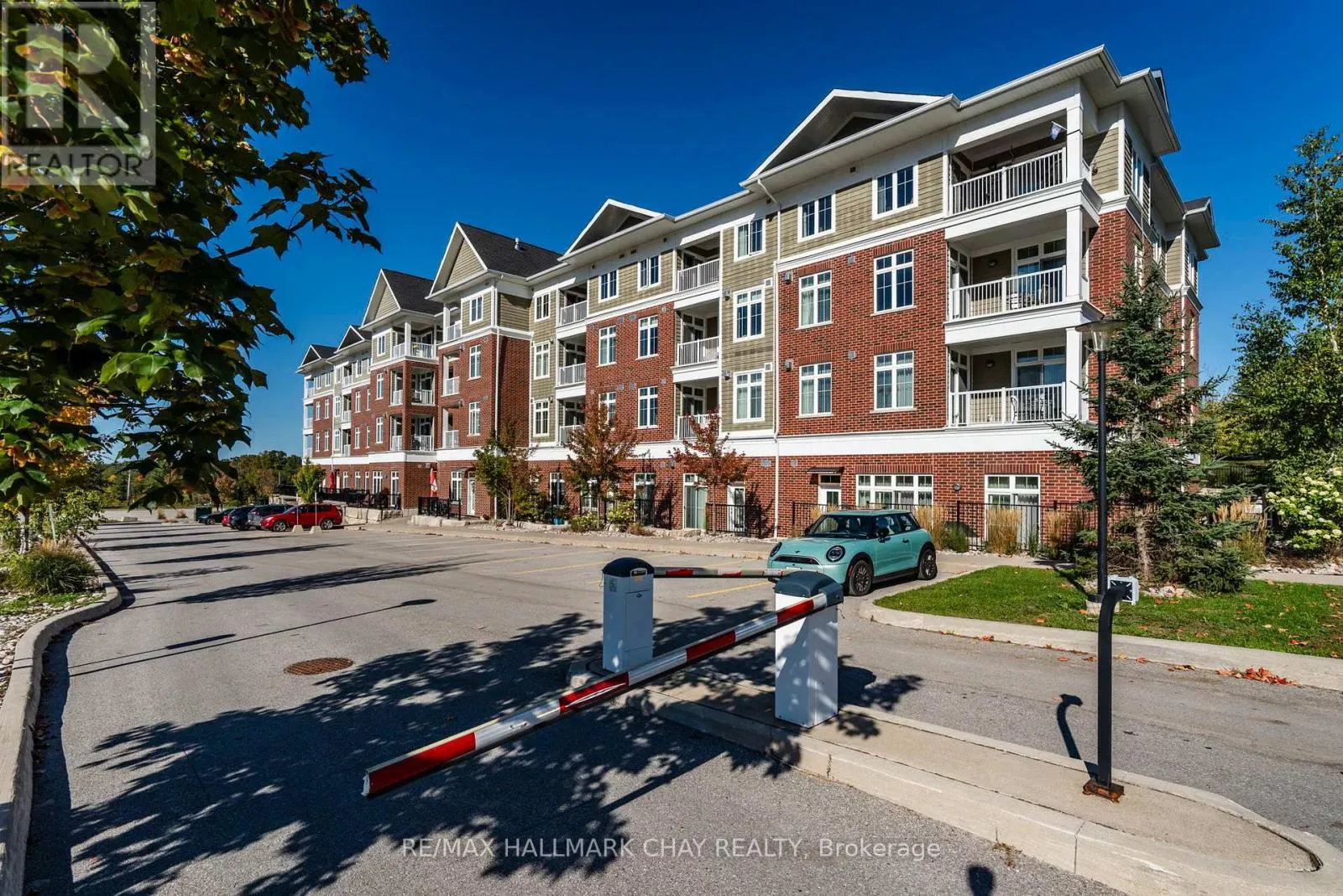 207 - 40 HORSESHOE BOULEVARD