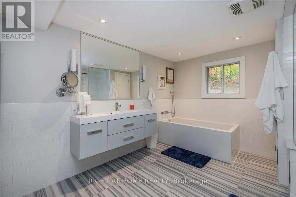 11 WOODLAND CRESCENT