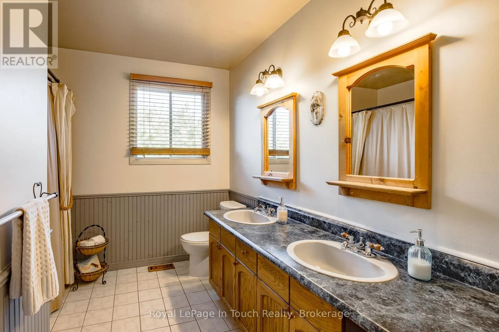 1023 FLOS 4 ROAD W