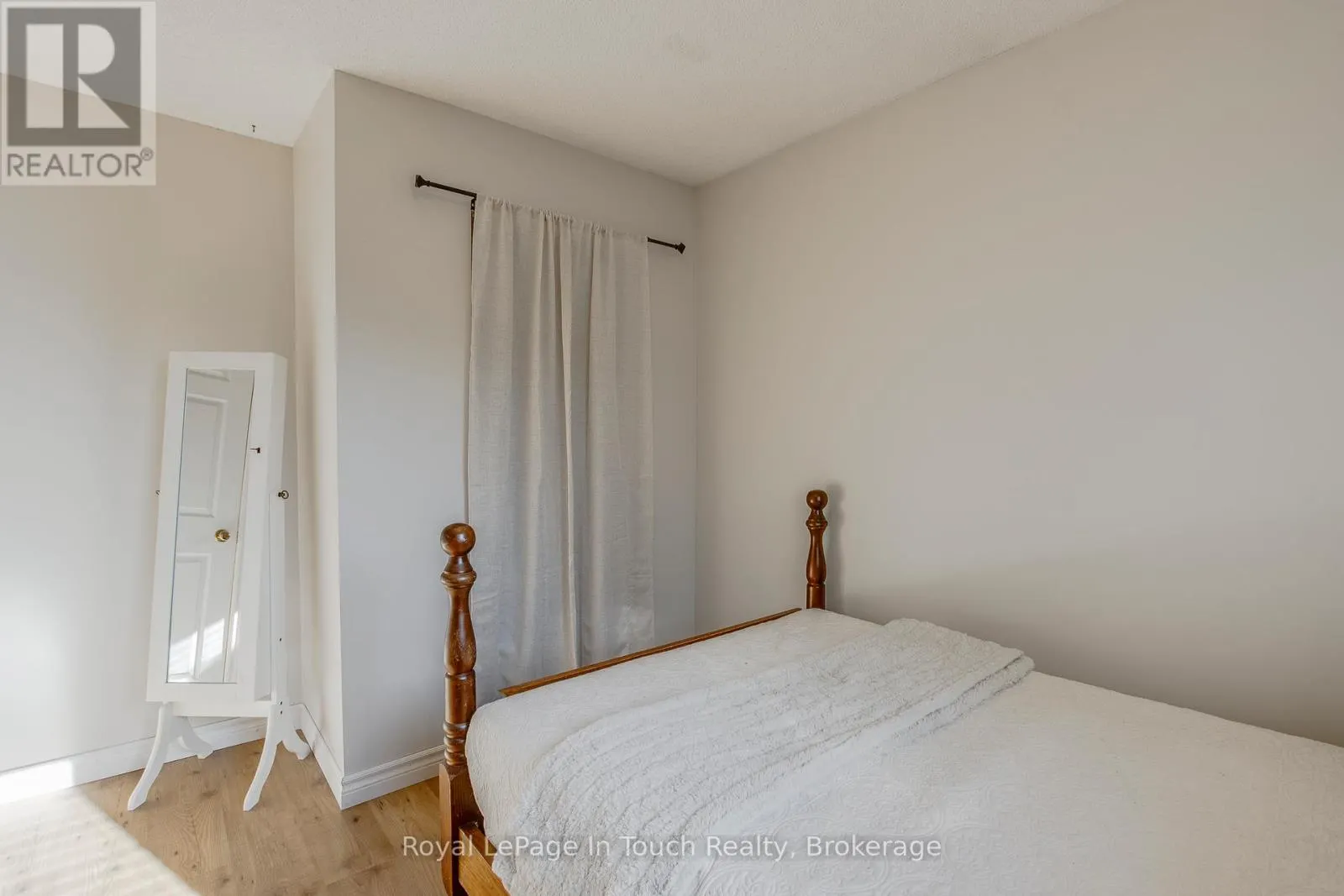 1023 FLOS 4 ROAD W
