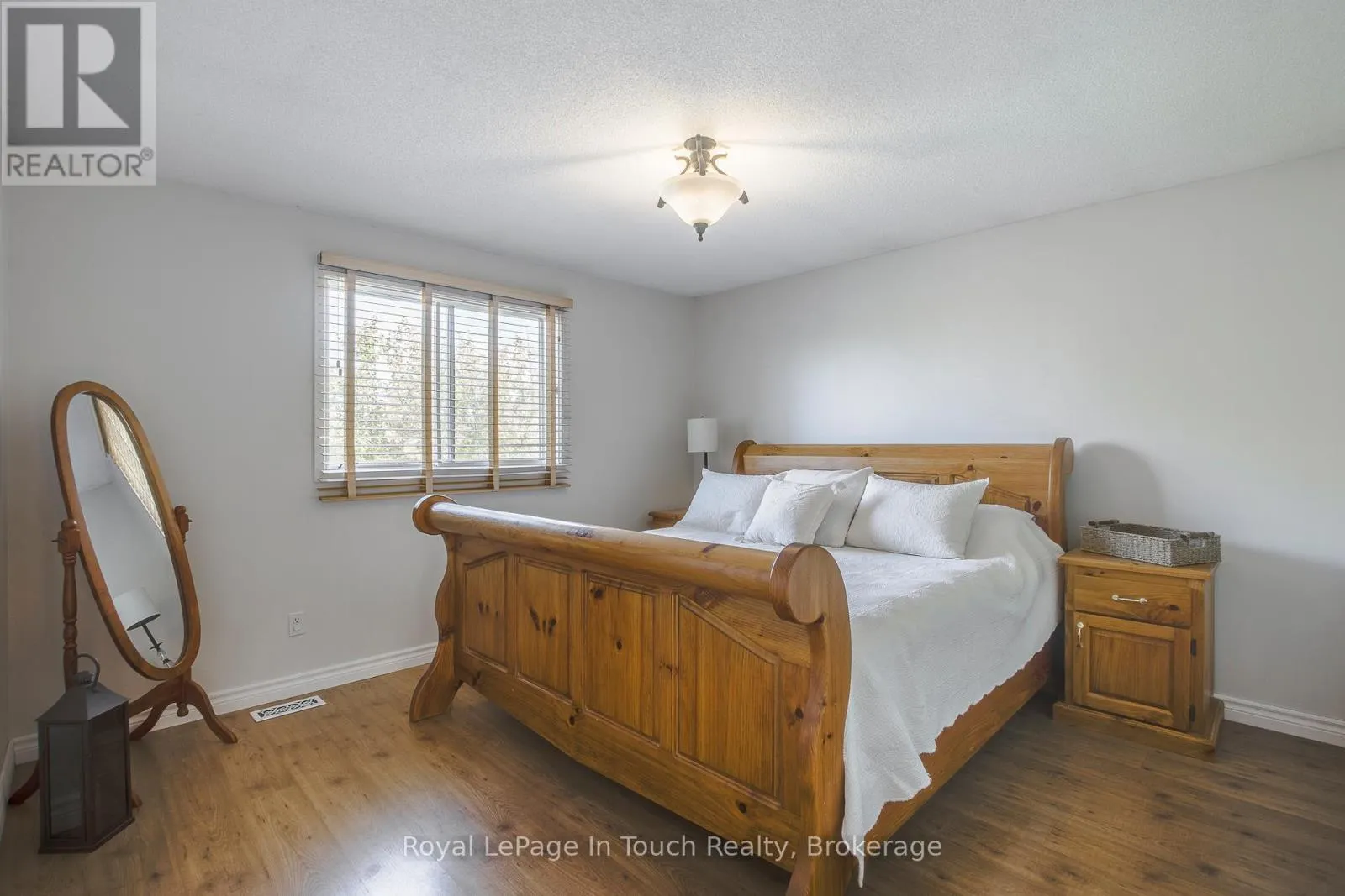 1023 FLOS 4 ROAD W