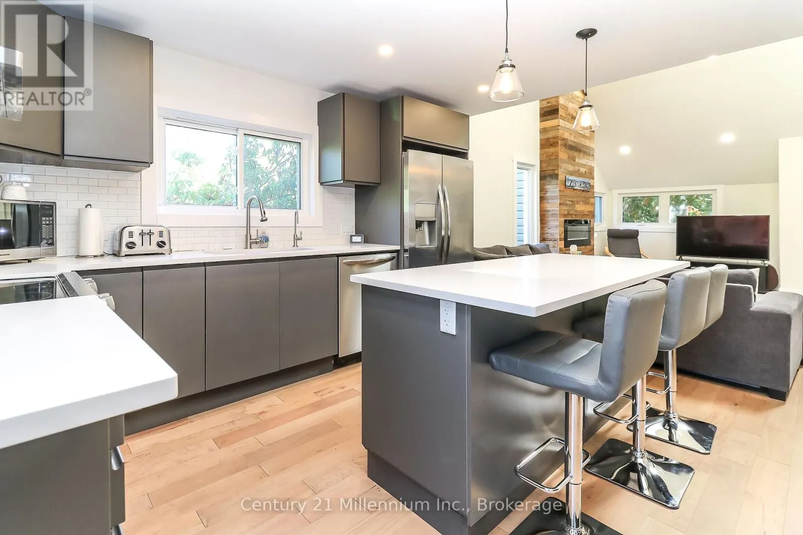 194 ESCARPMENT CRESCENT