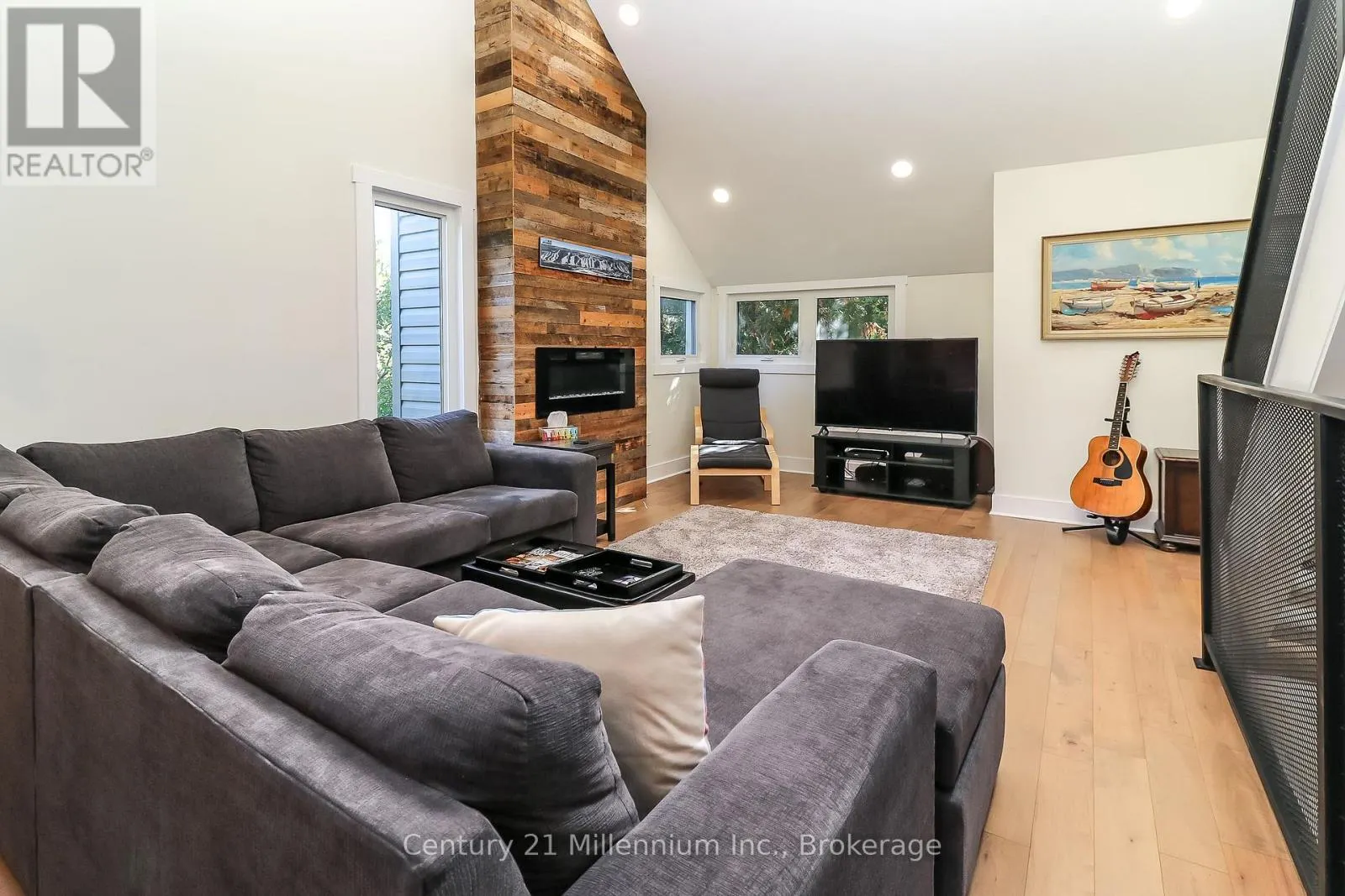 194 ESCARPMENT CRESCENT