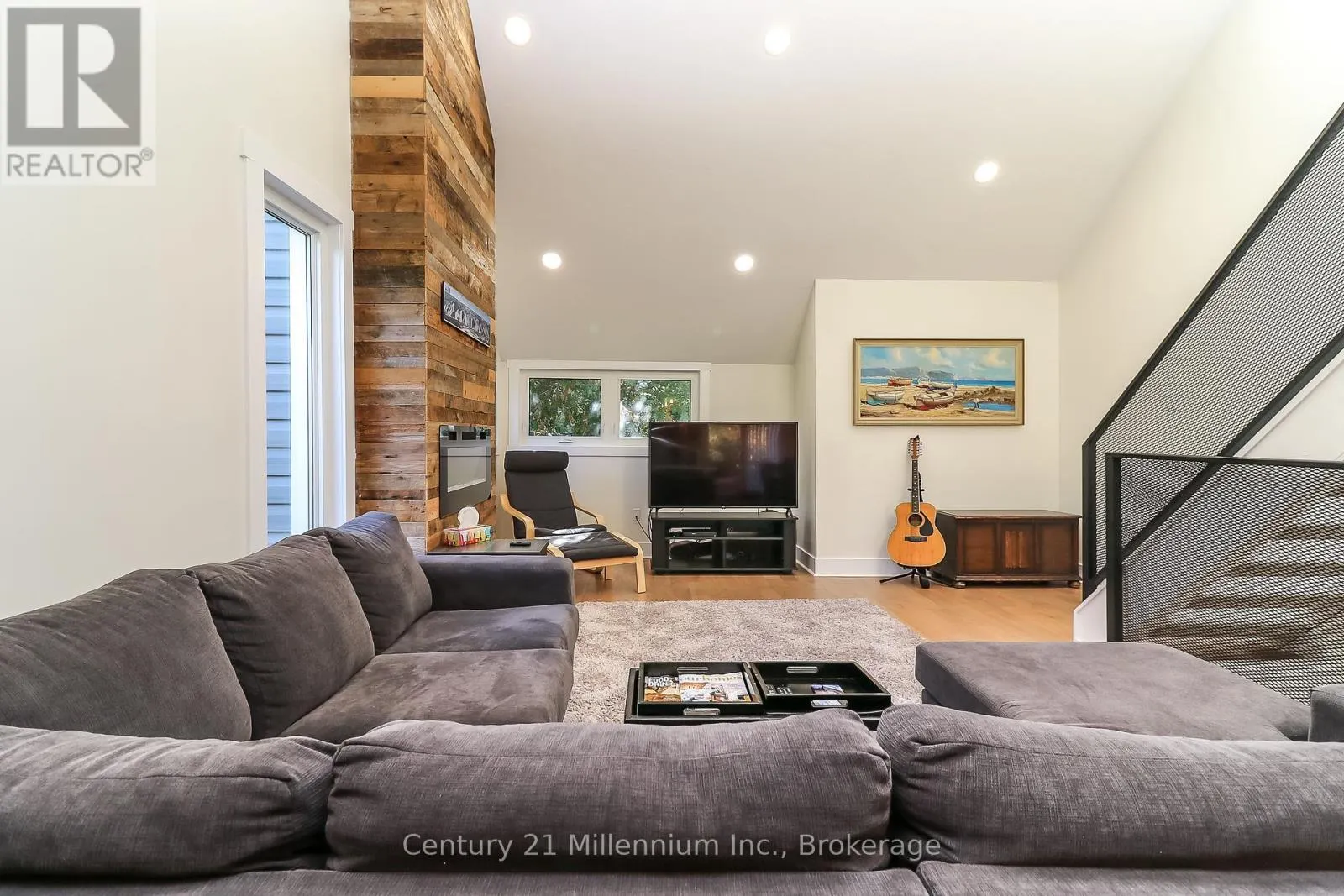 194 ESCARPMENT CRESCENT