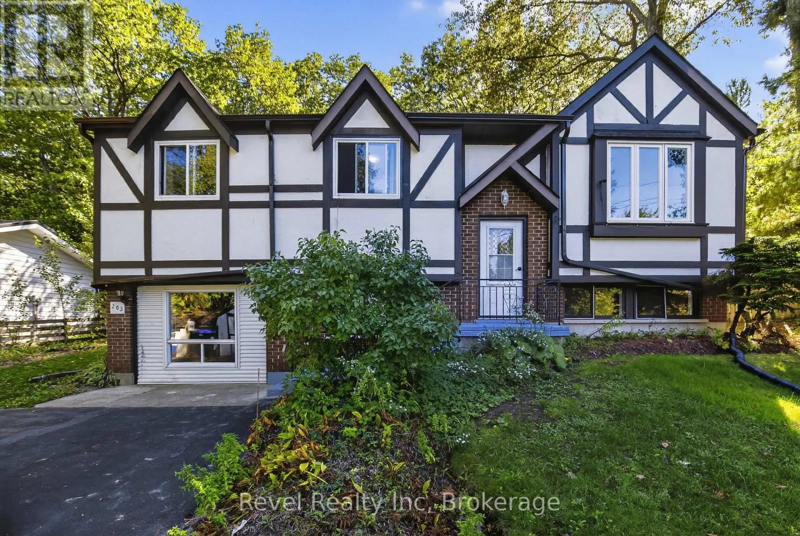 203 KNOX ROAD W