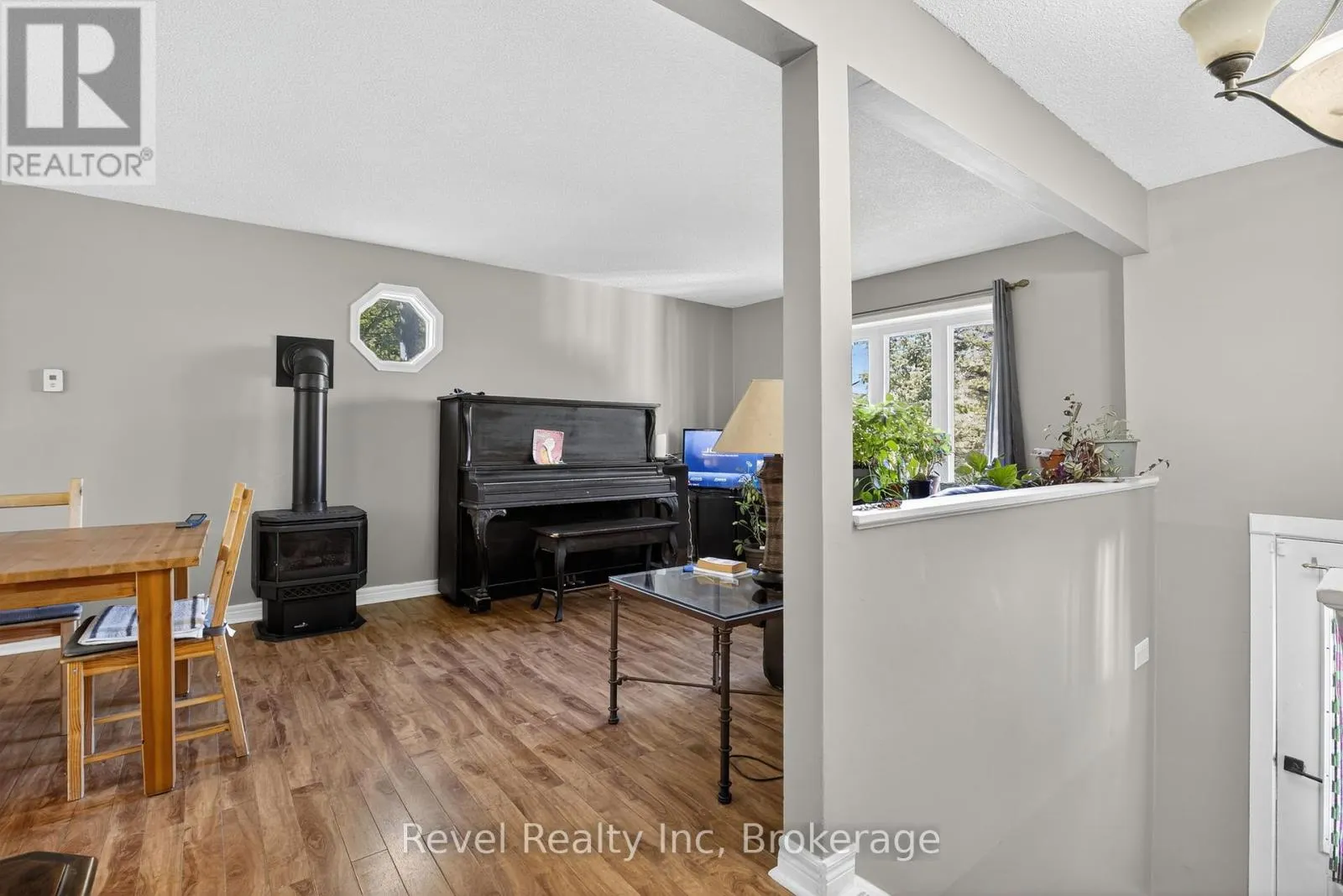 203 KNOX ROAD W