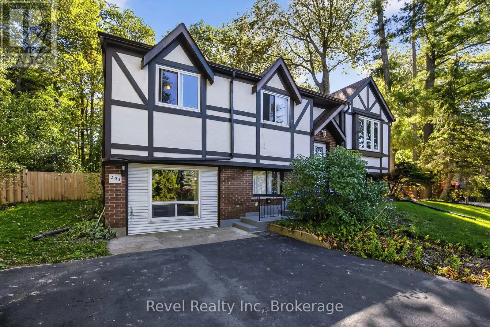 203 KNOX ROAD W