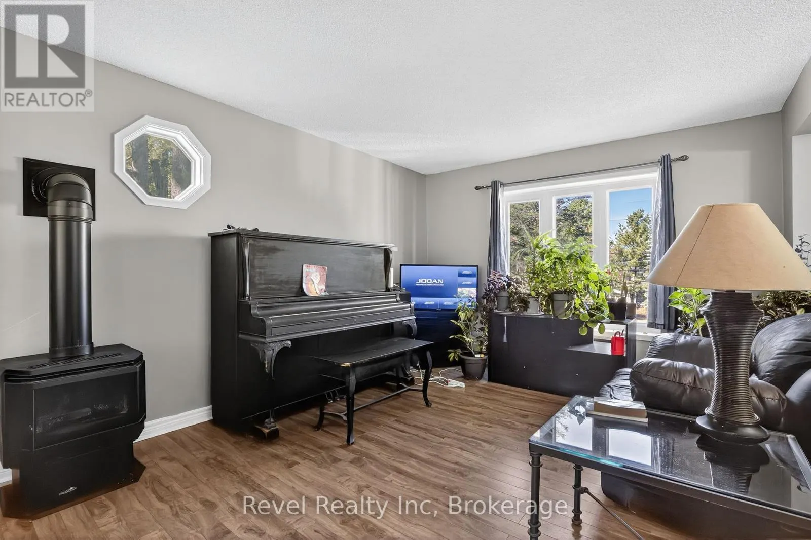 203 KNOX ROAD W