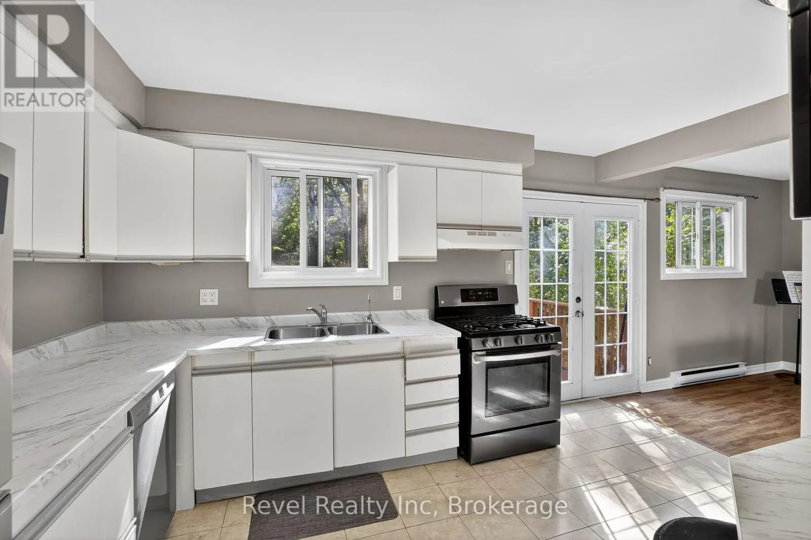 203 KNOX ROAD W