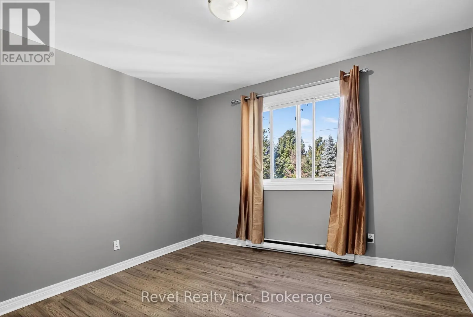 203 KNOX ROAD W