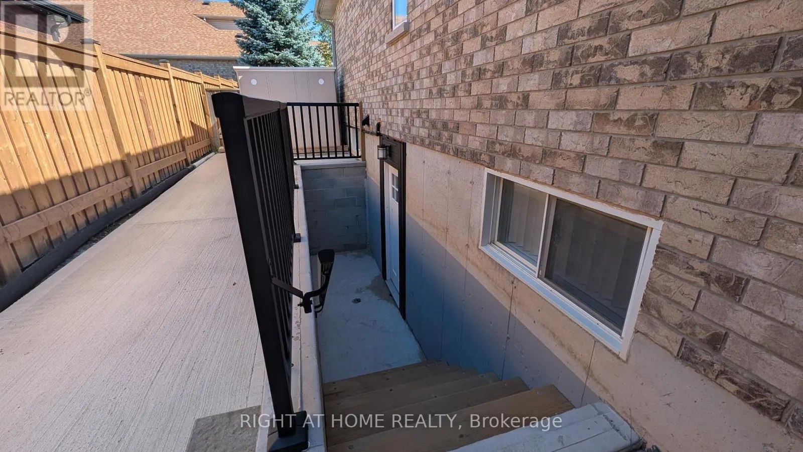 - LOWER LEVEL - 100 SELINE CRESCENT
