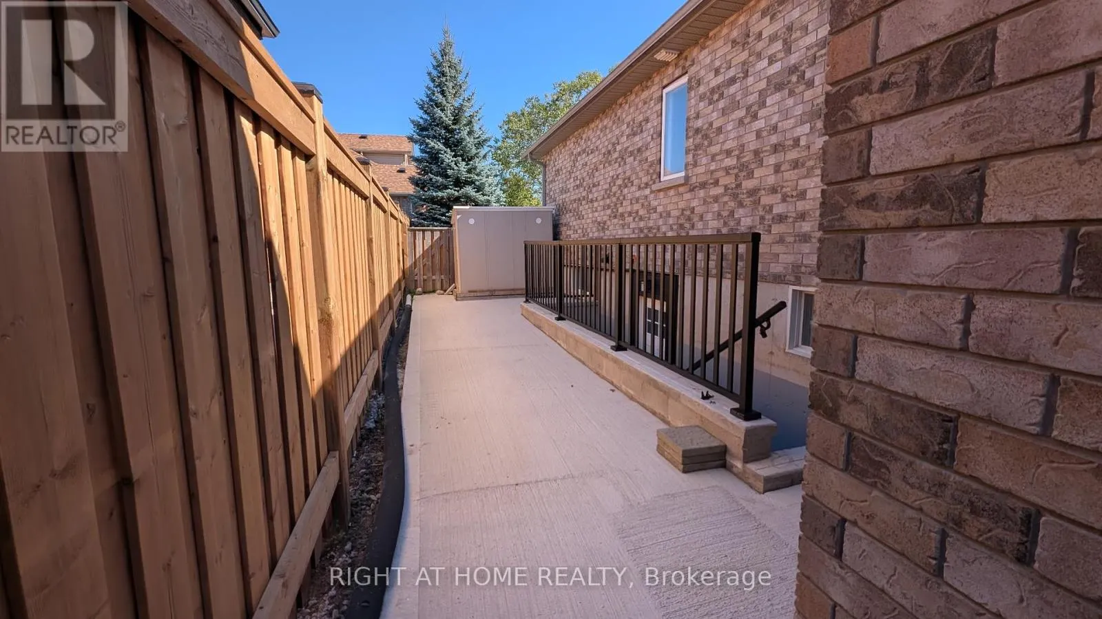 - LOWER LEVEL - 100 SELINE CRESCENT