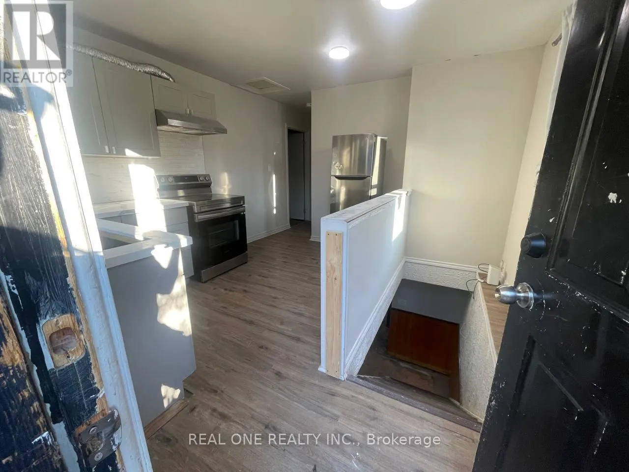 216 JOHN STREET N