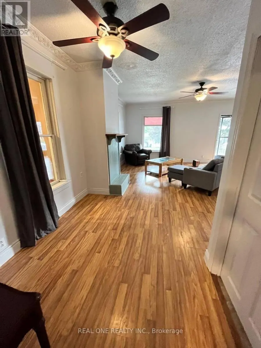 216 JOHN STREET N