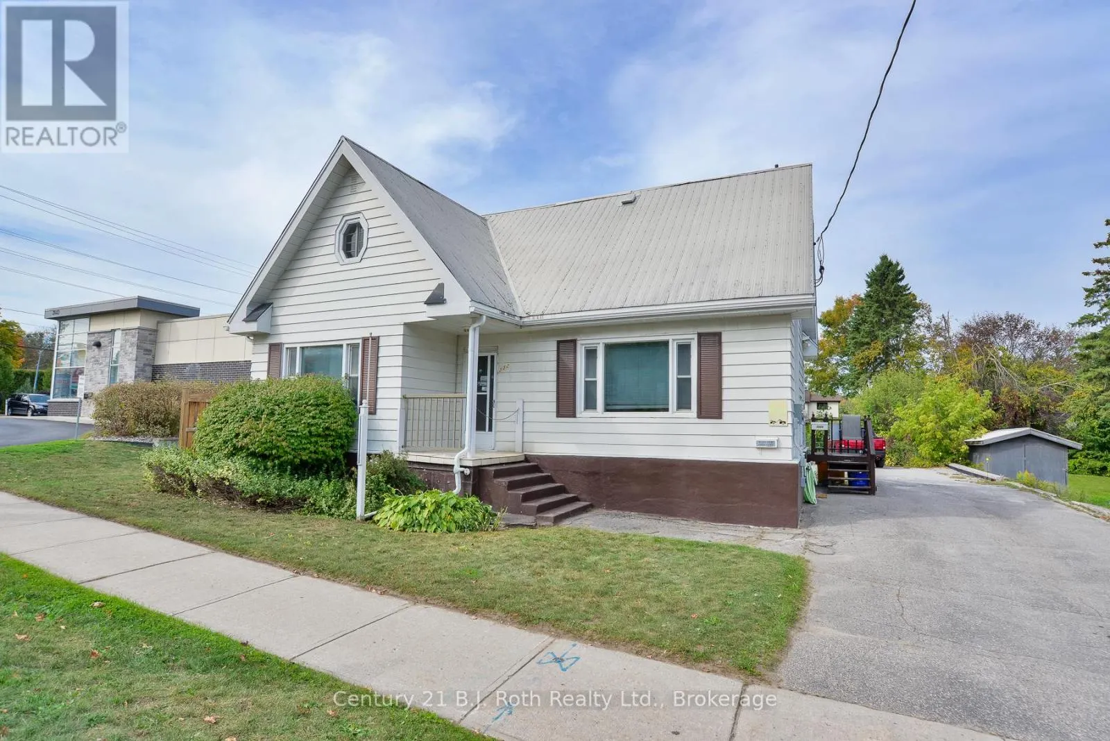 332 MISSISSAGA STREET W