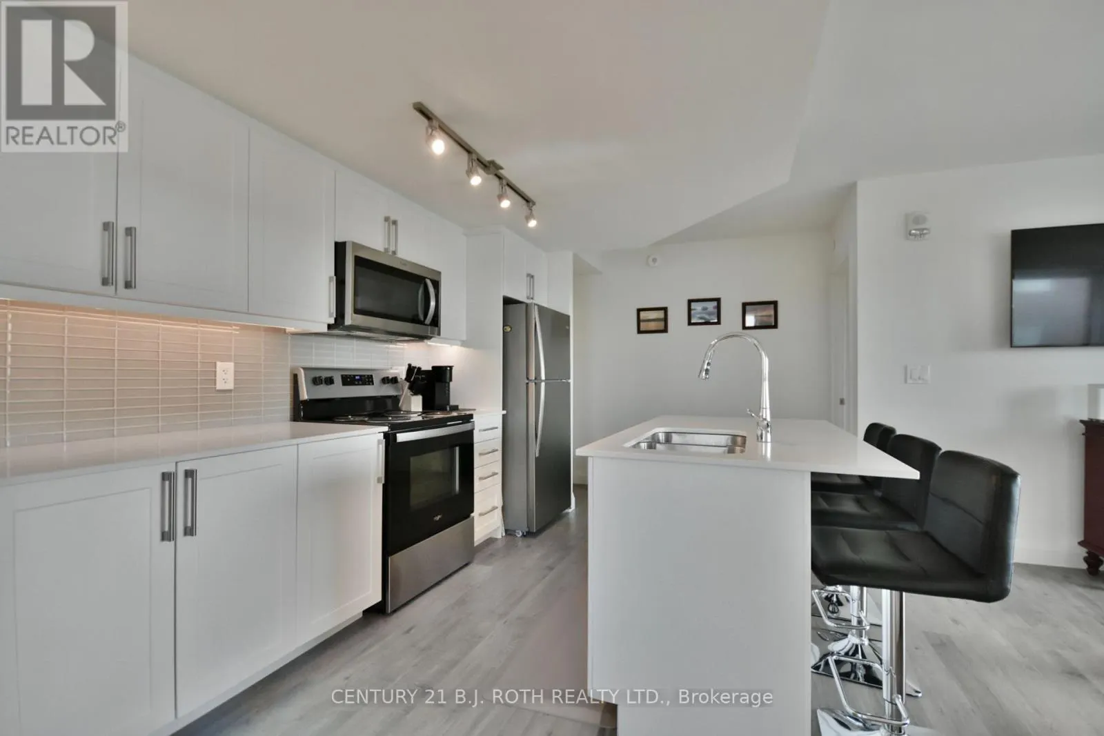 818 - 58 LAKESIDE TERRACE