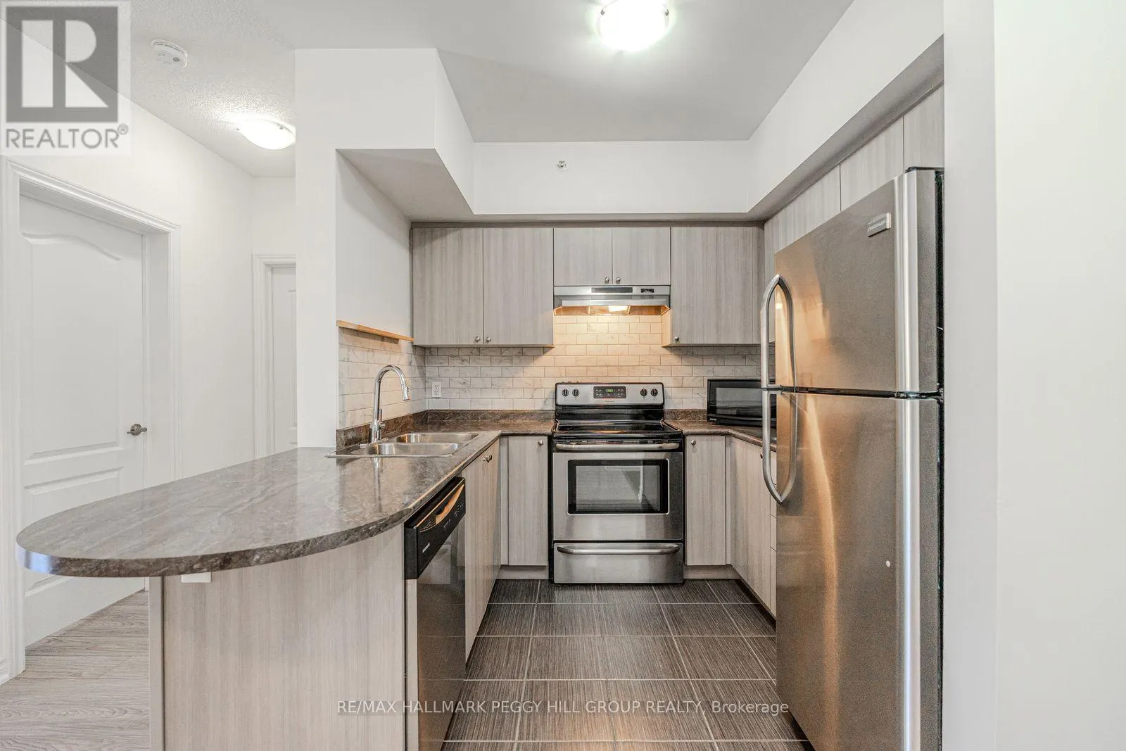 209 - 40 FERNDALE DRIVE S