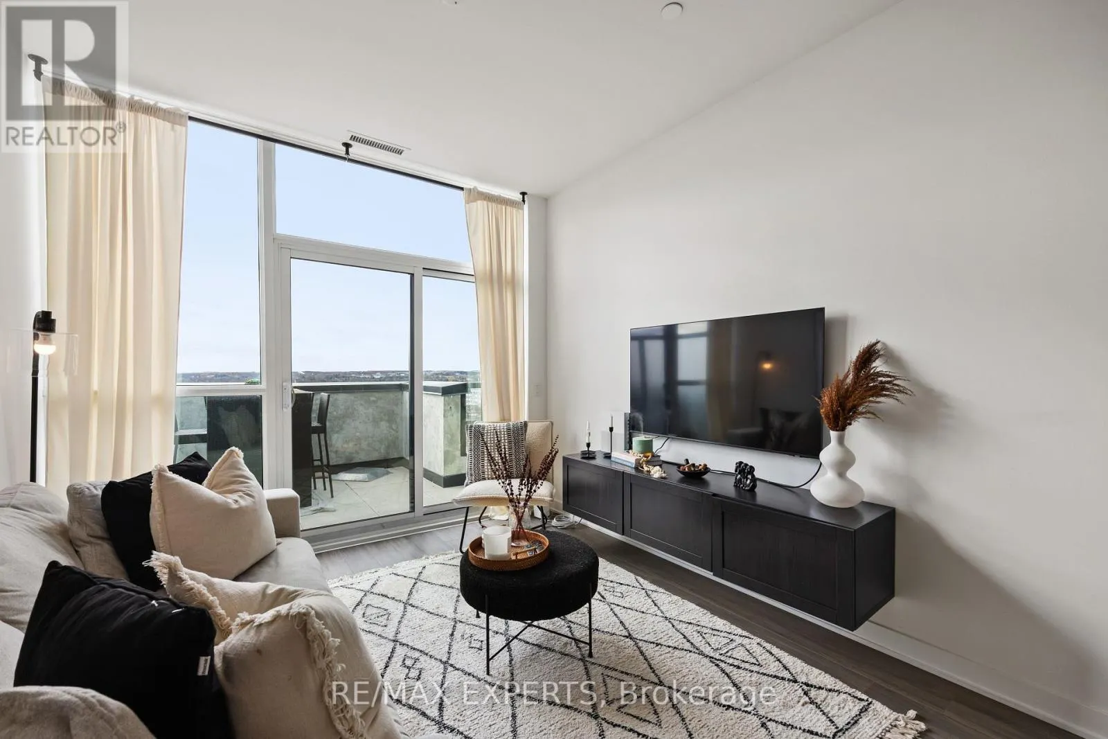 707 - 681 YONGE STREET