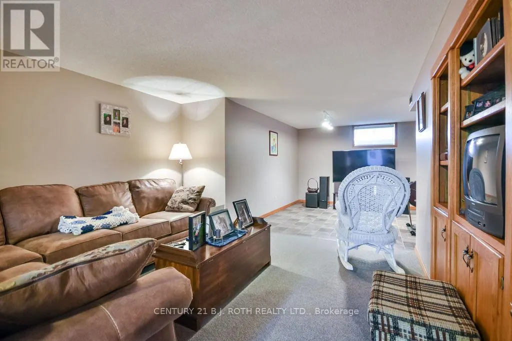 1059 BIRCHCLIFFE CRESCENT