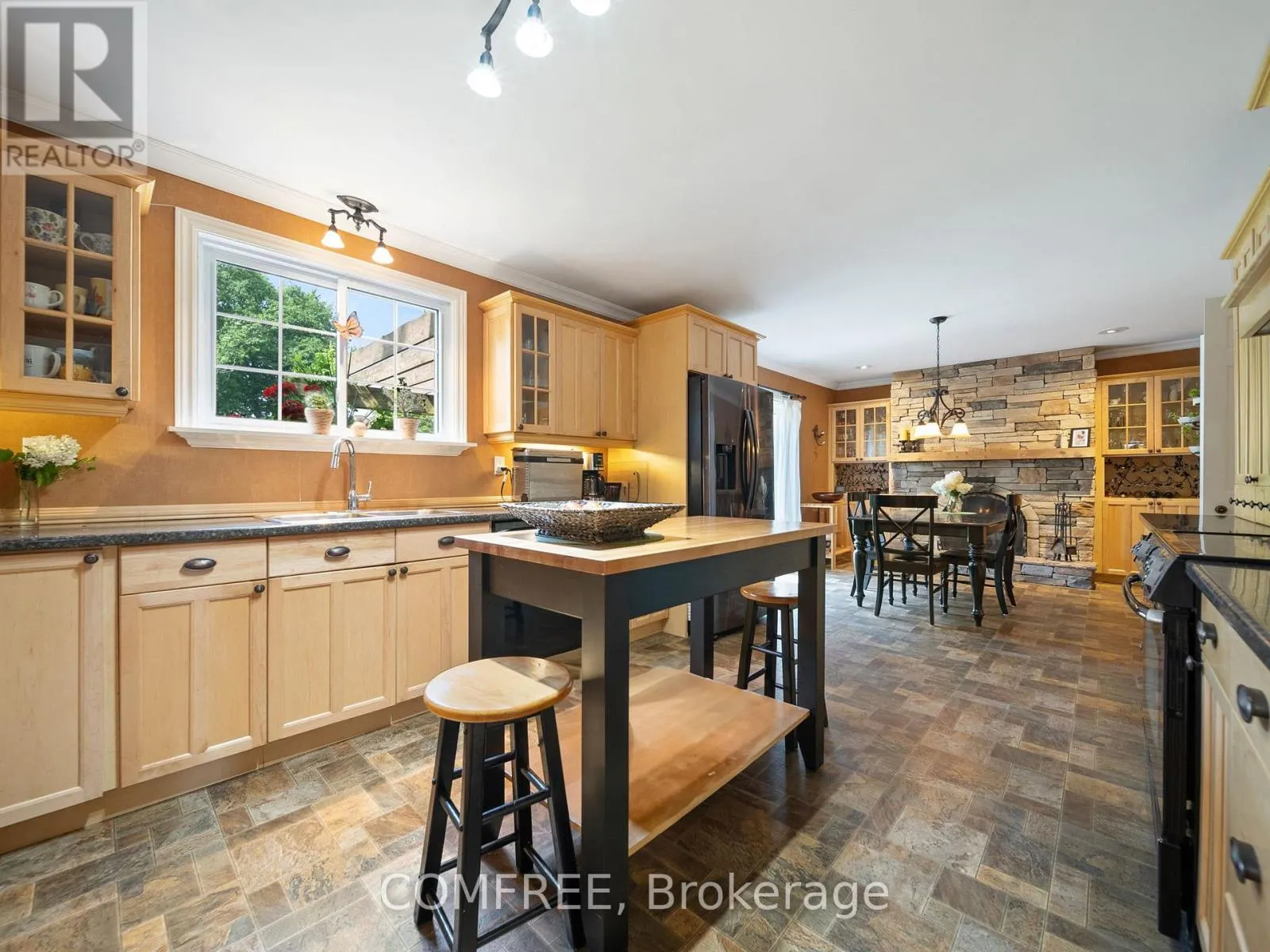 684 GLEN CRESCENT