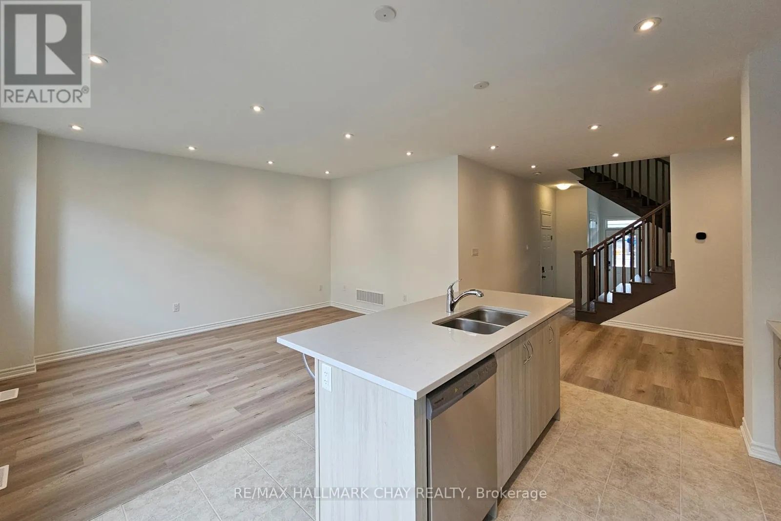 8 VINEWOOD CRESCENT