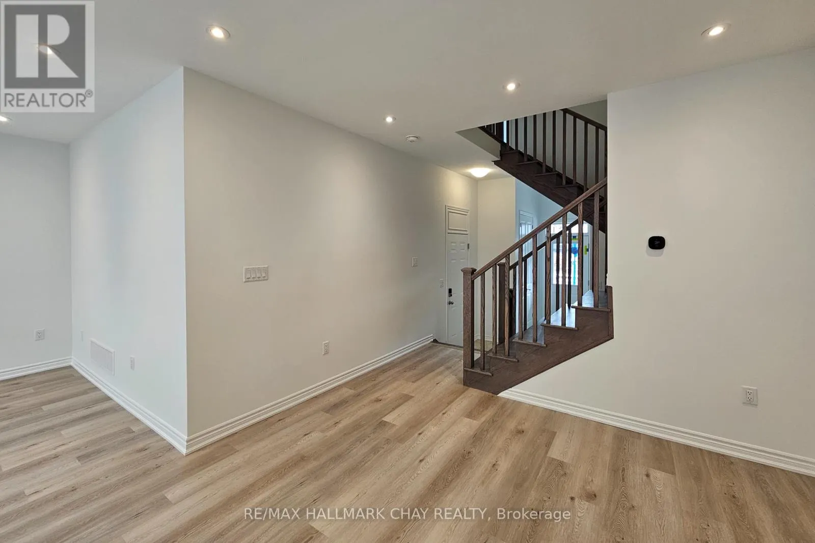 8 VINEWOOD CRESCENT