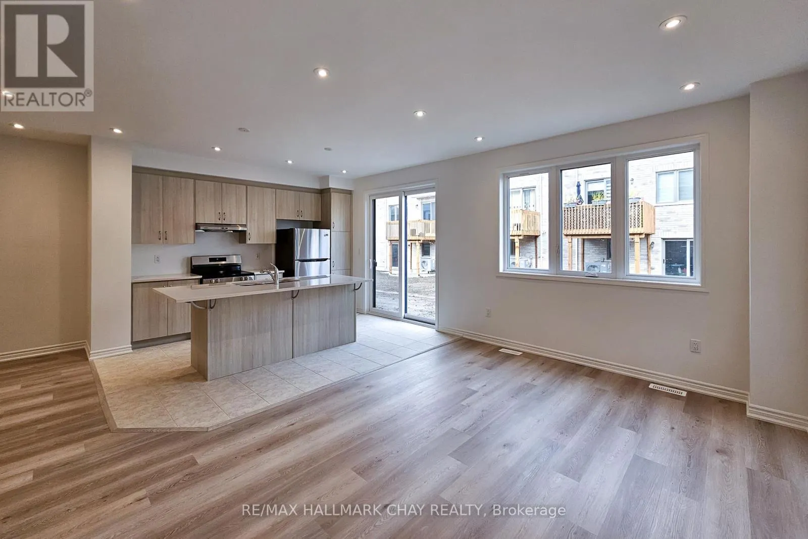 8 VINEWOOD CRESCENT