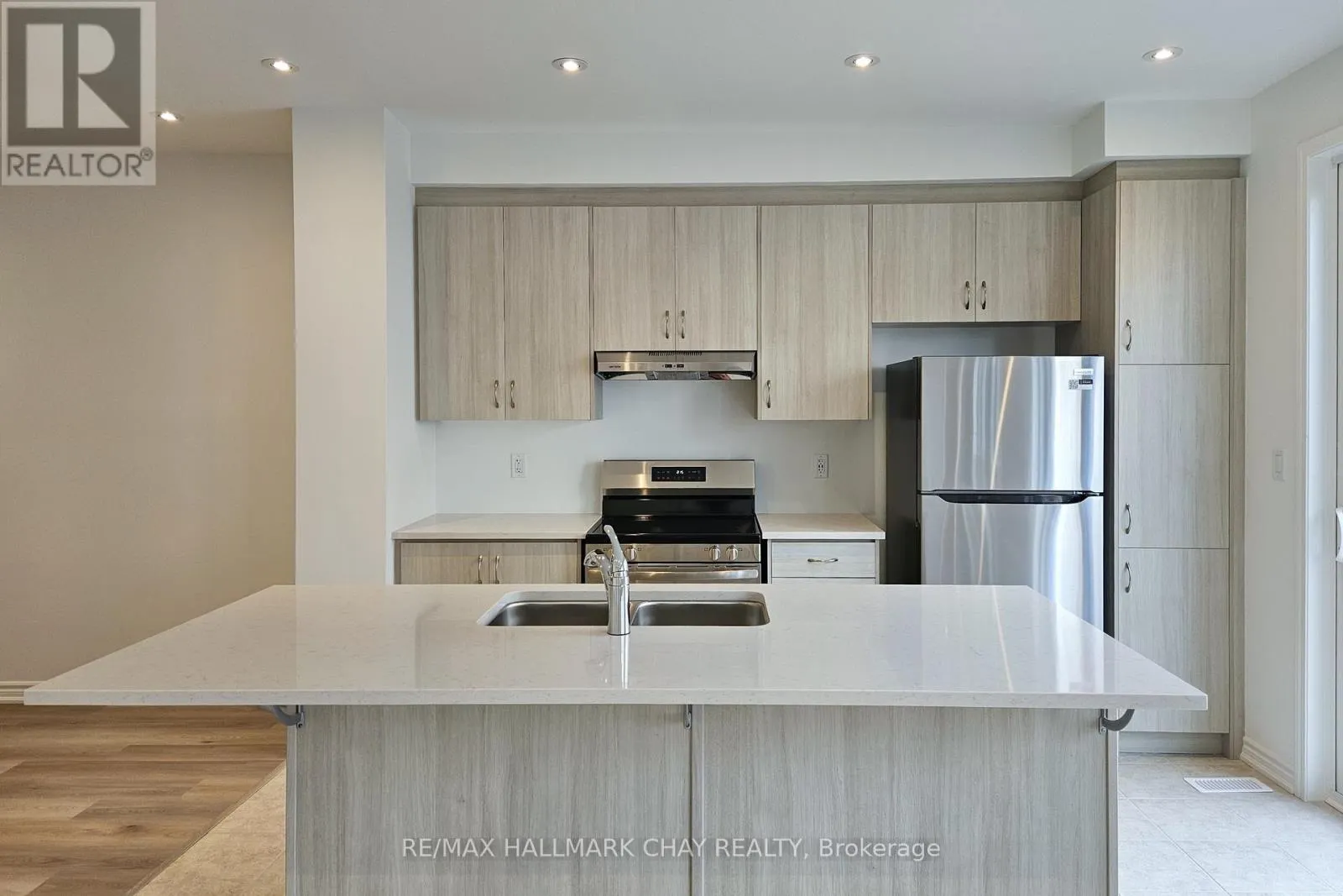 8 VINEWOOD CRESCENT