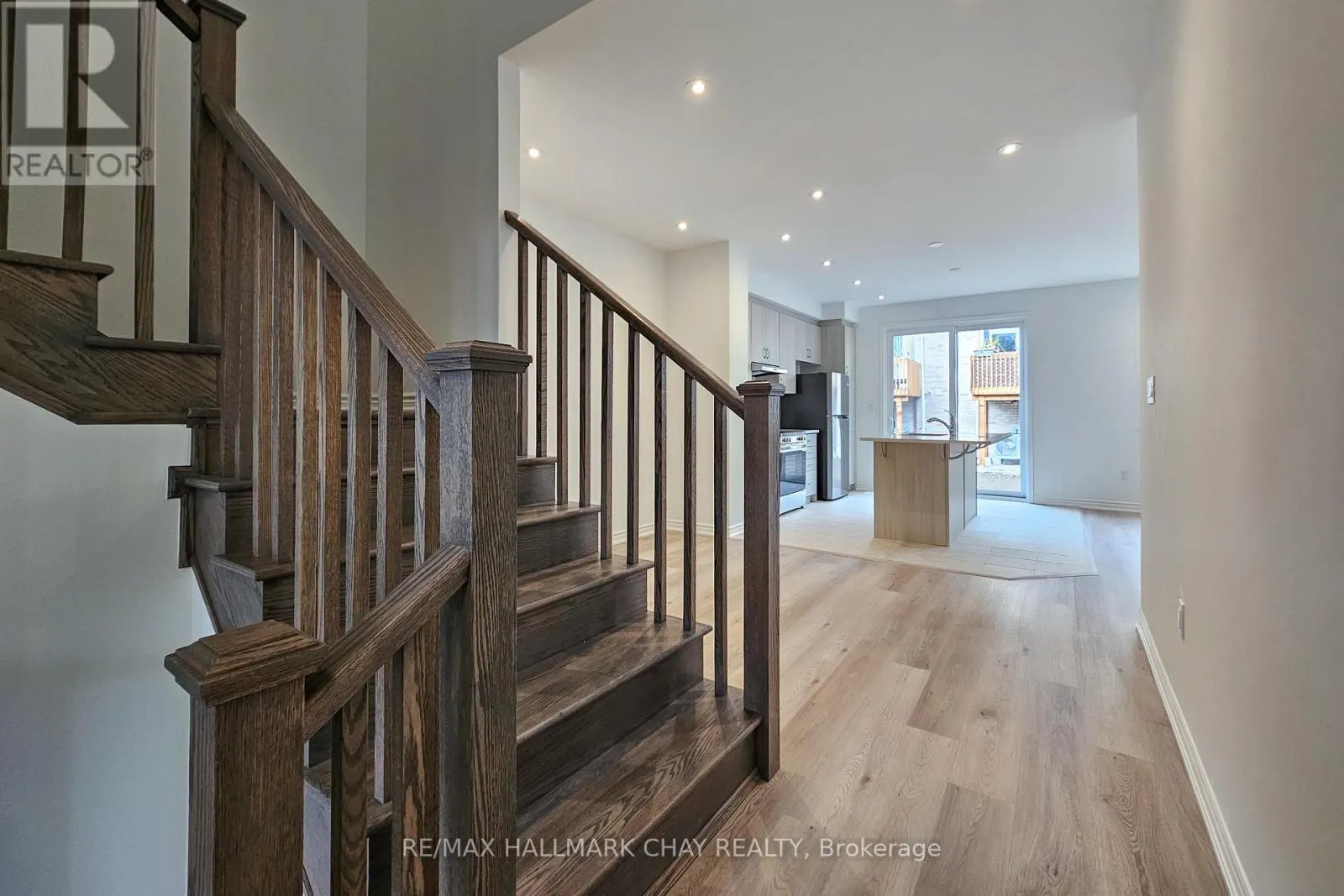 8 VINEWOOD CRESCENT