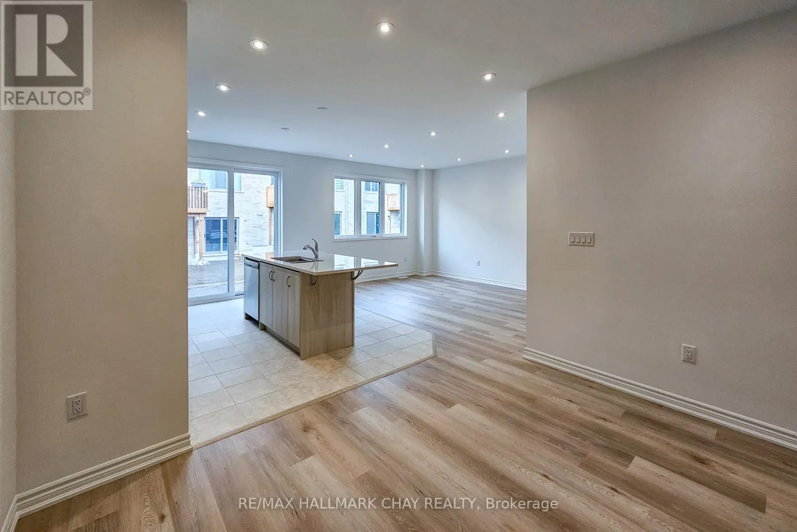 8 VINEWOOD CRESCENT
