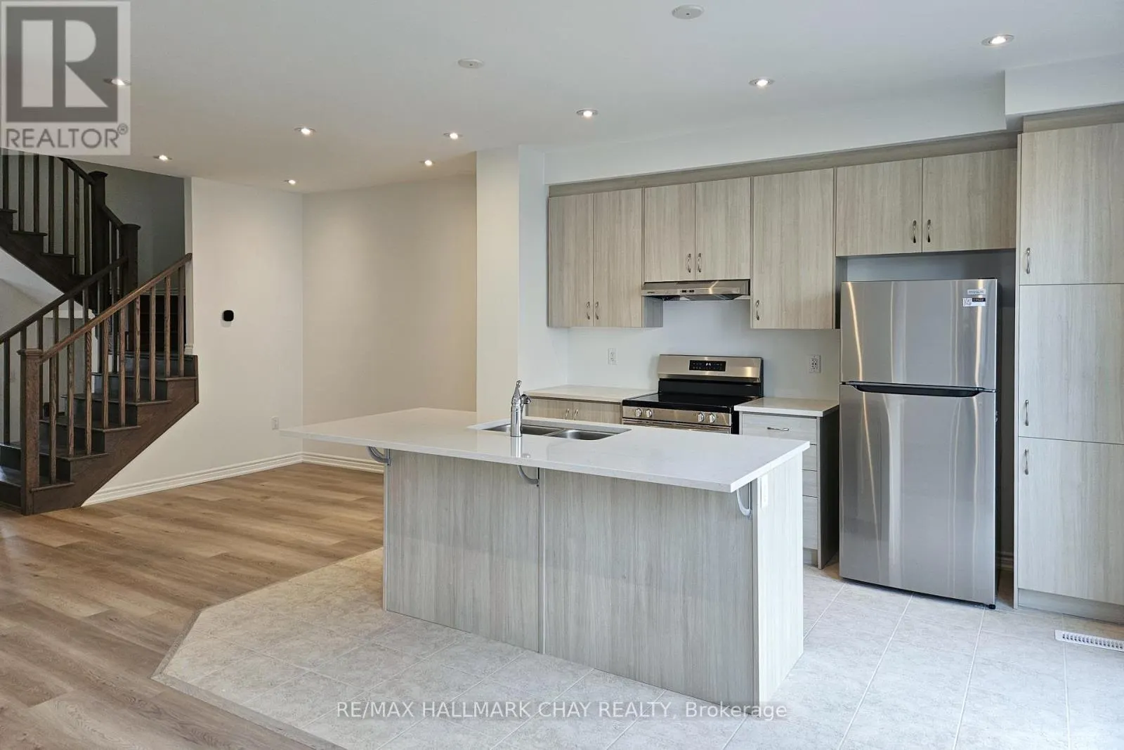 8 VINEWOOD CRESCENT