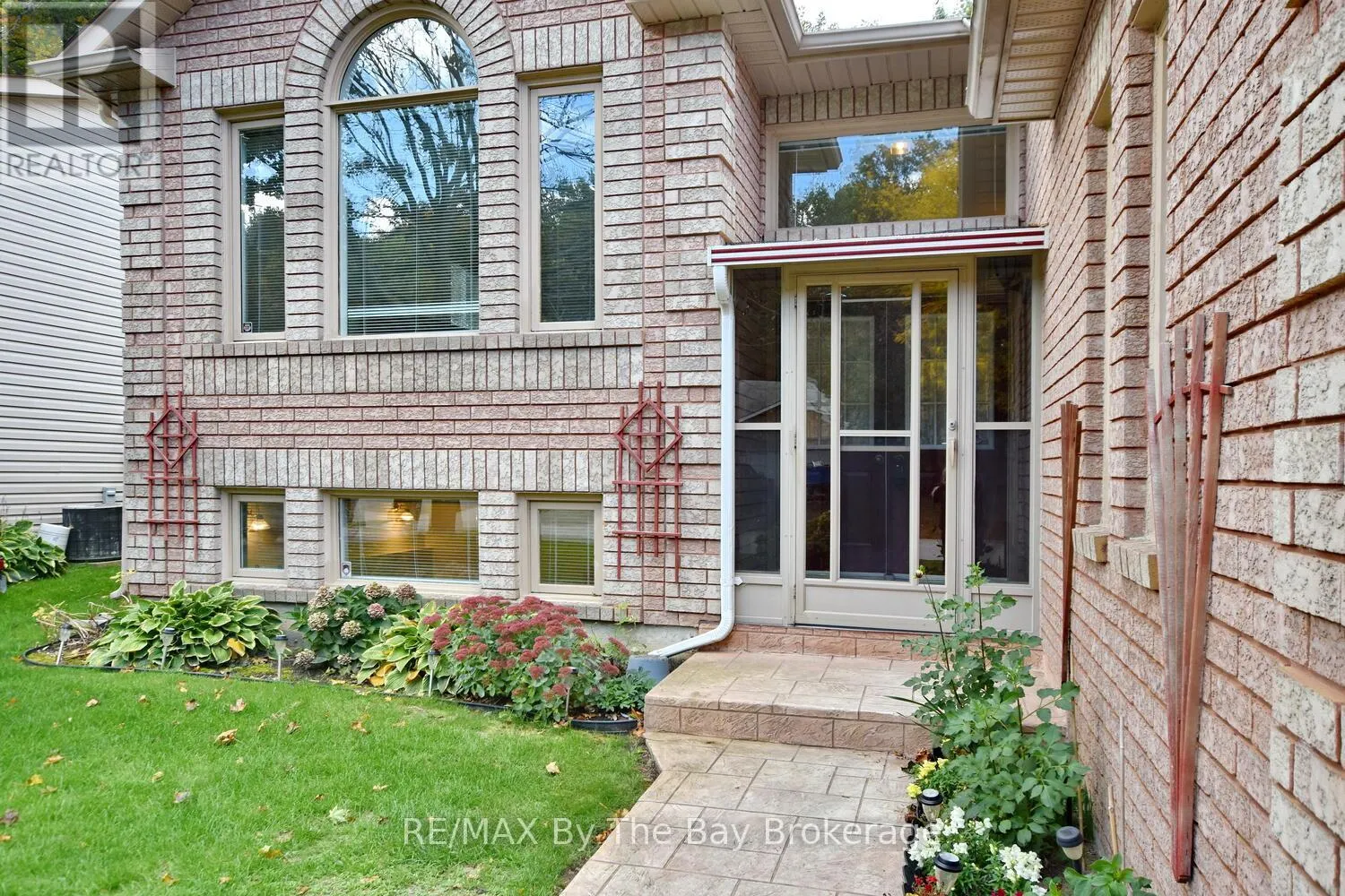 38 TIMBERLAND CRESCENT