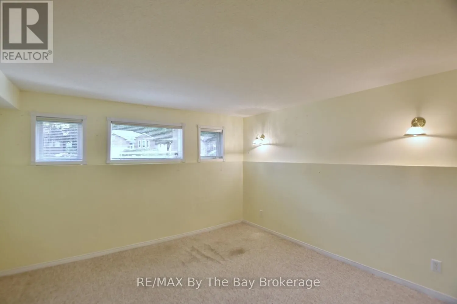 38 TIMBERLAND CRESCENT