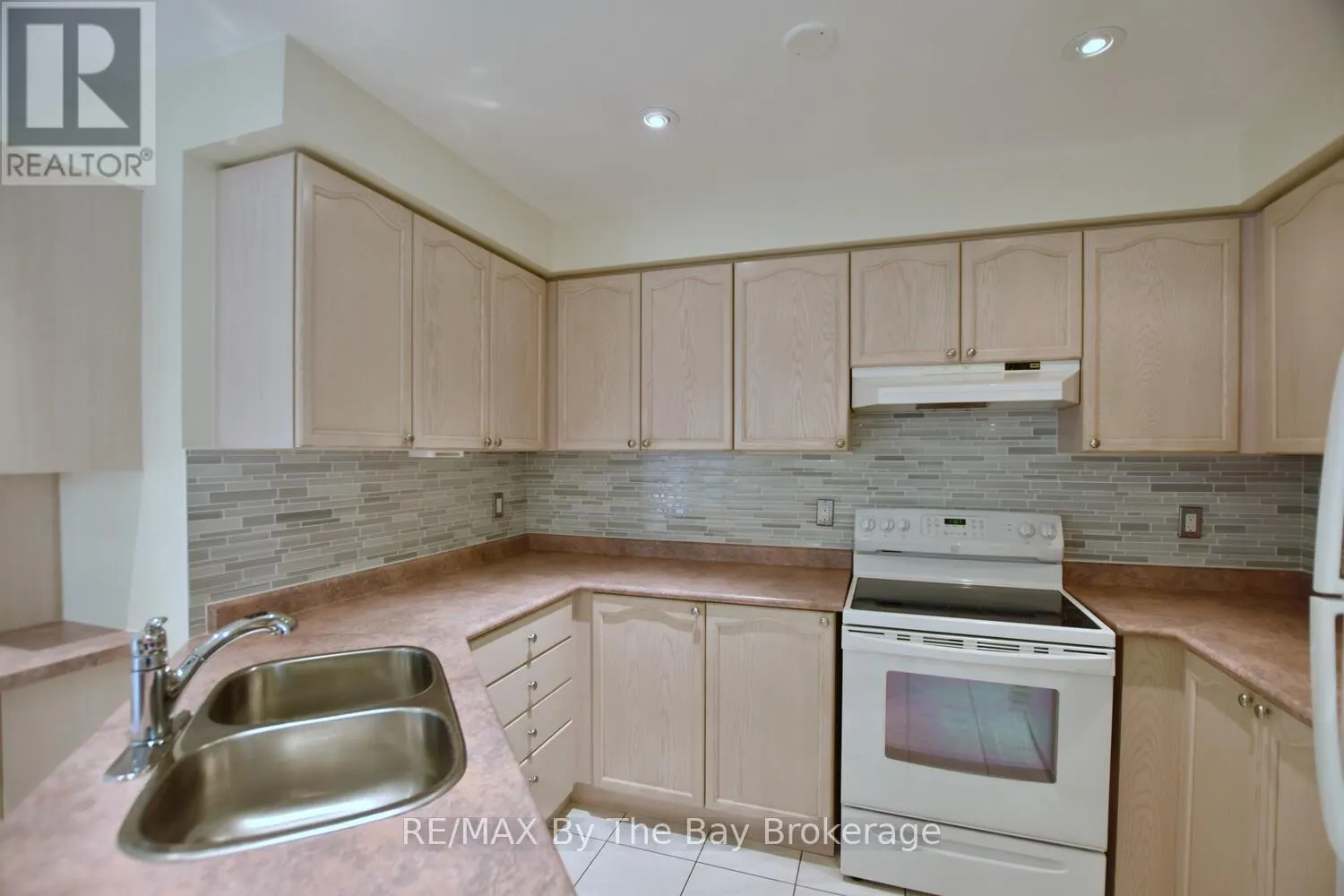 38 TIMBERLAND CRESCENT