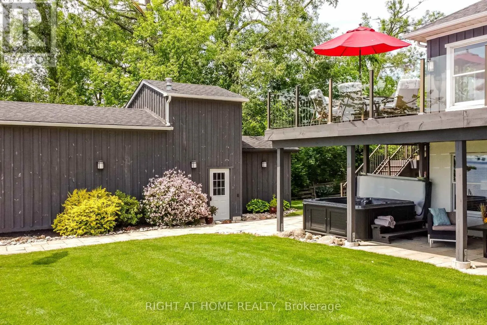 21 LAKESHORE ROAD E
