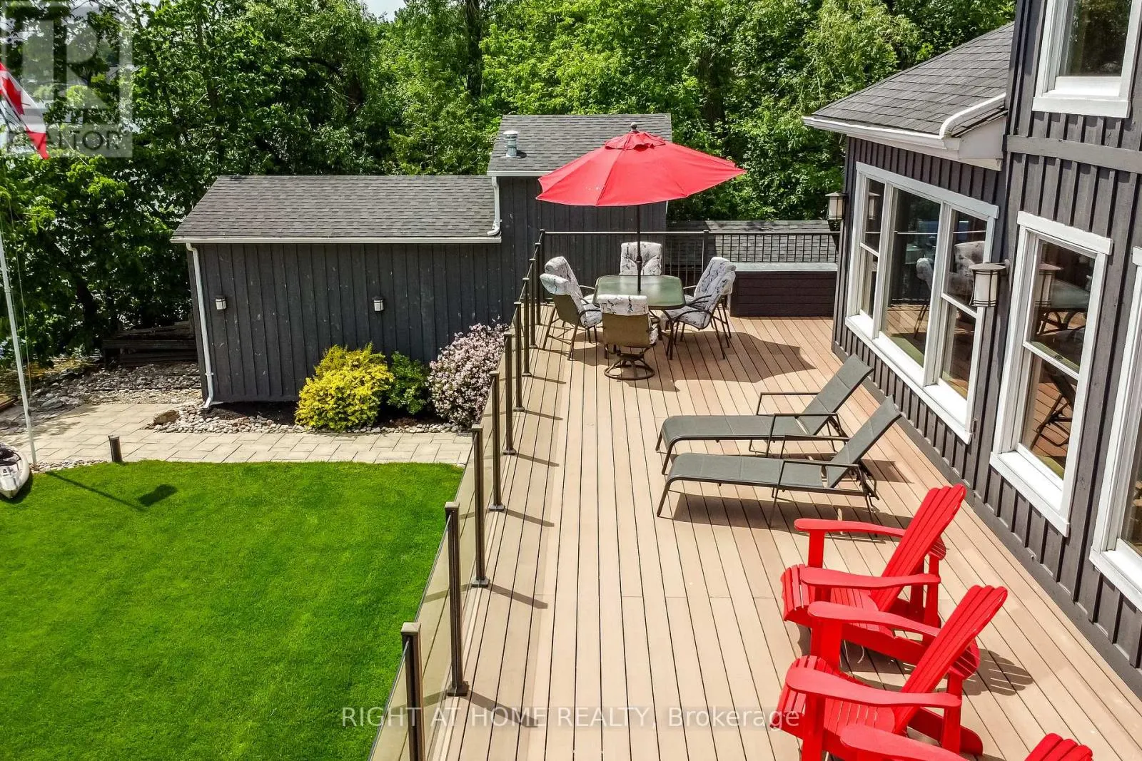 21 LAKESHORE ROAD E