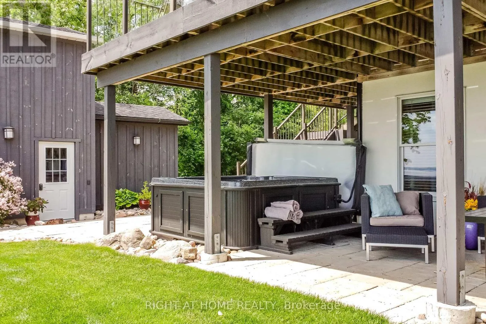 21 LAKESHORE ROAD E