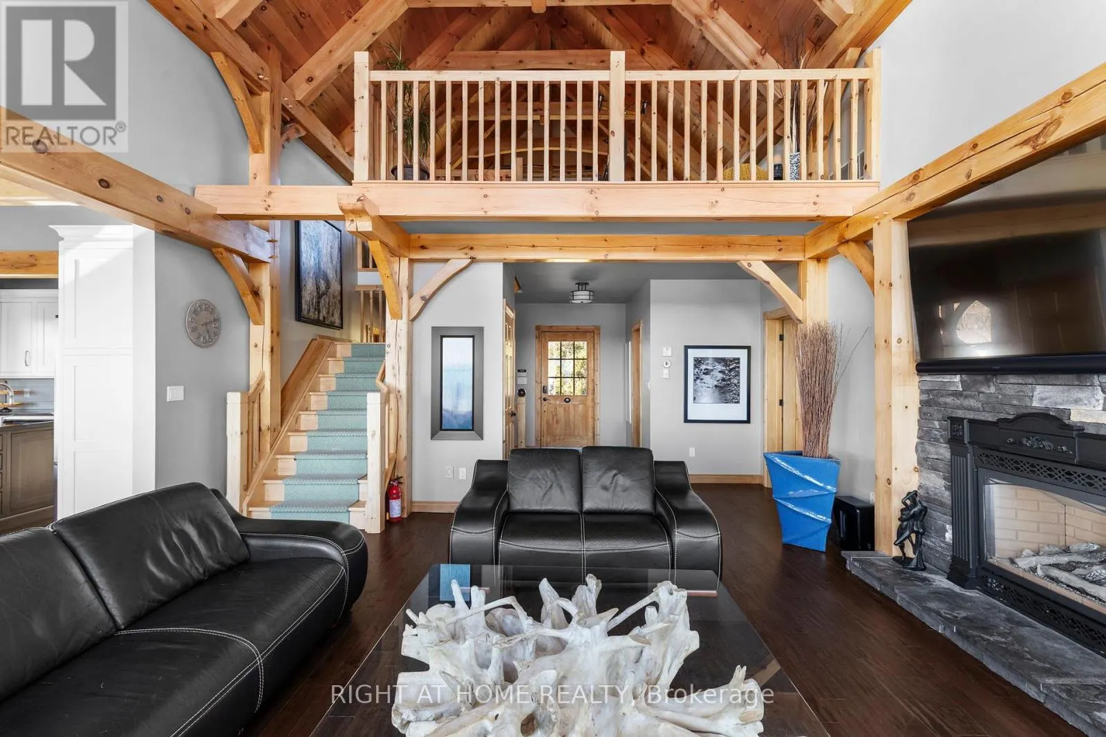 21 LAKESHORE ROAD E