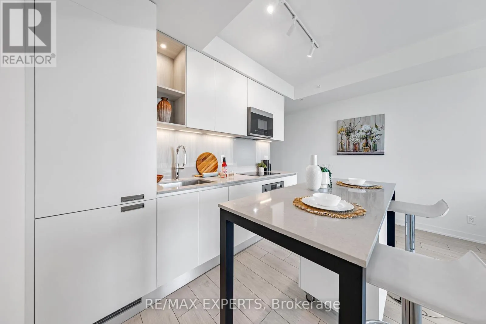 2102 - 39 MARY STREET W