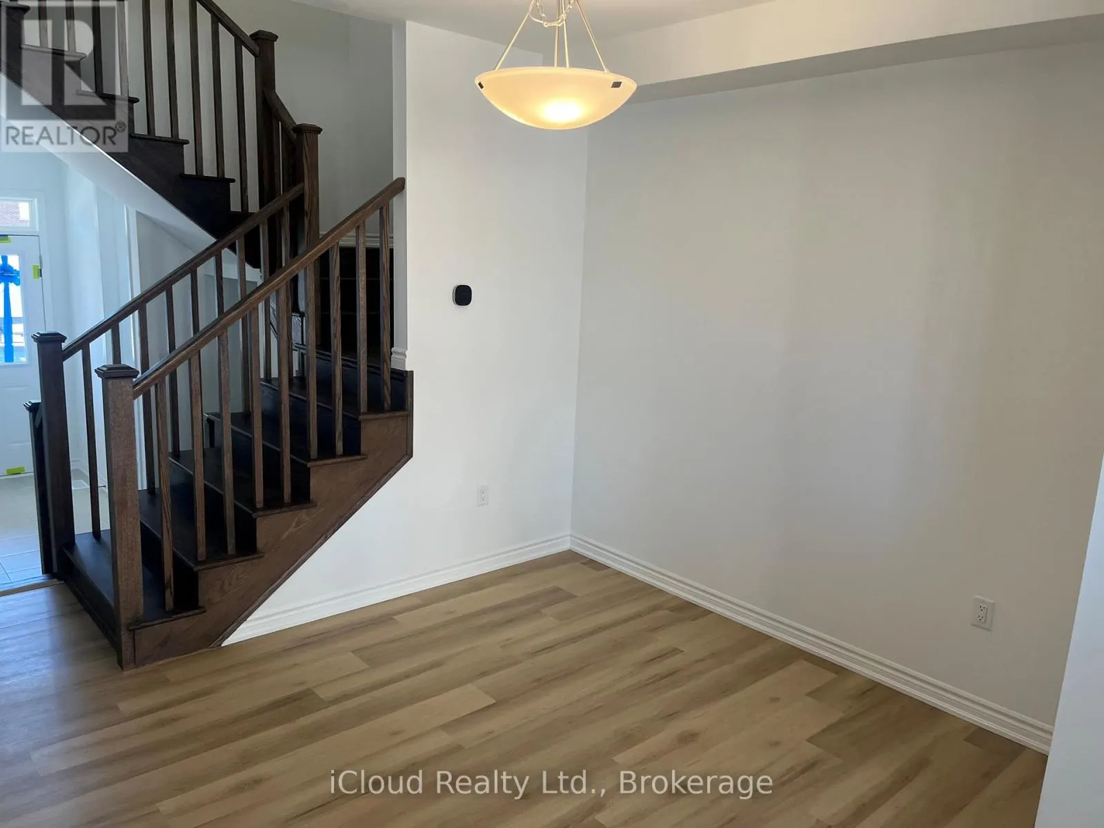 4 VINEWOOD CRESCENT