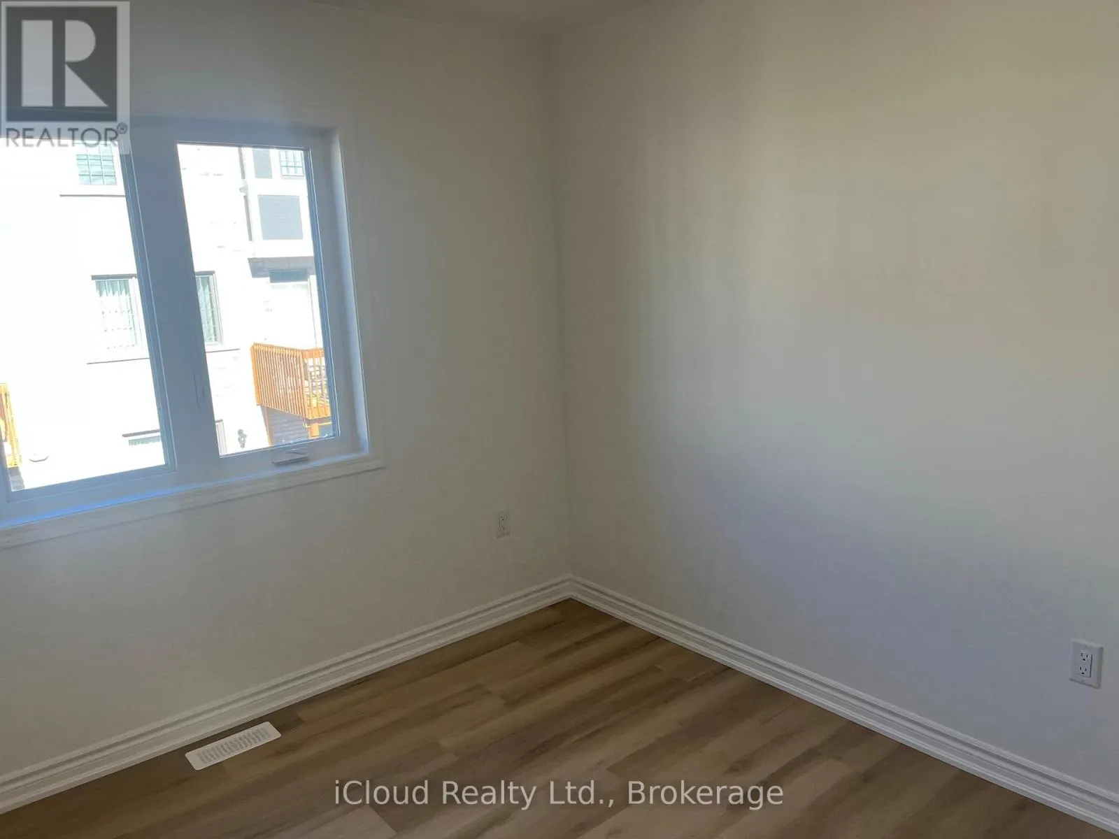 4 VINEWOOD CRESCENT