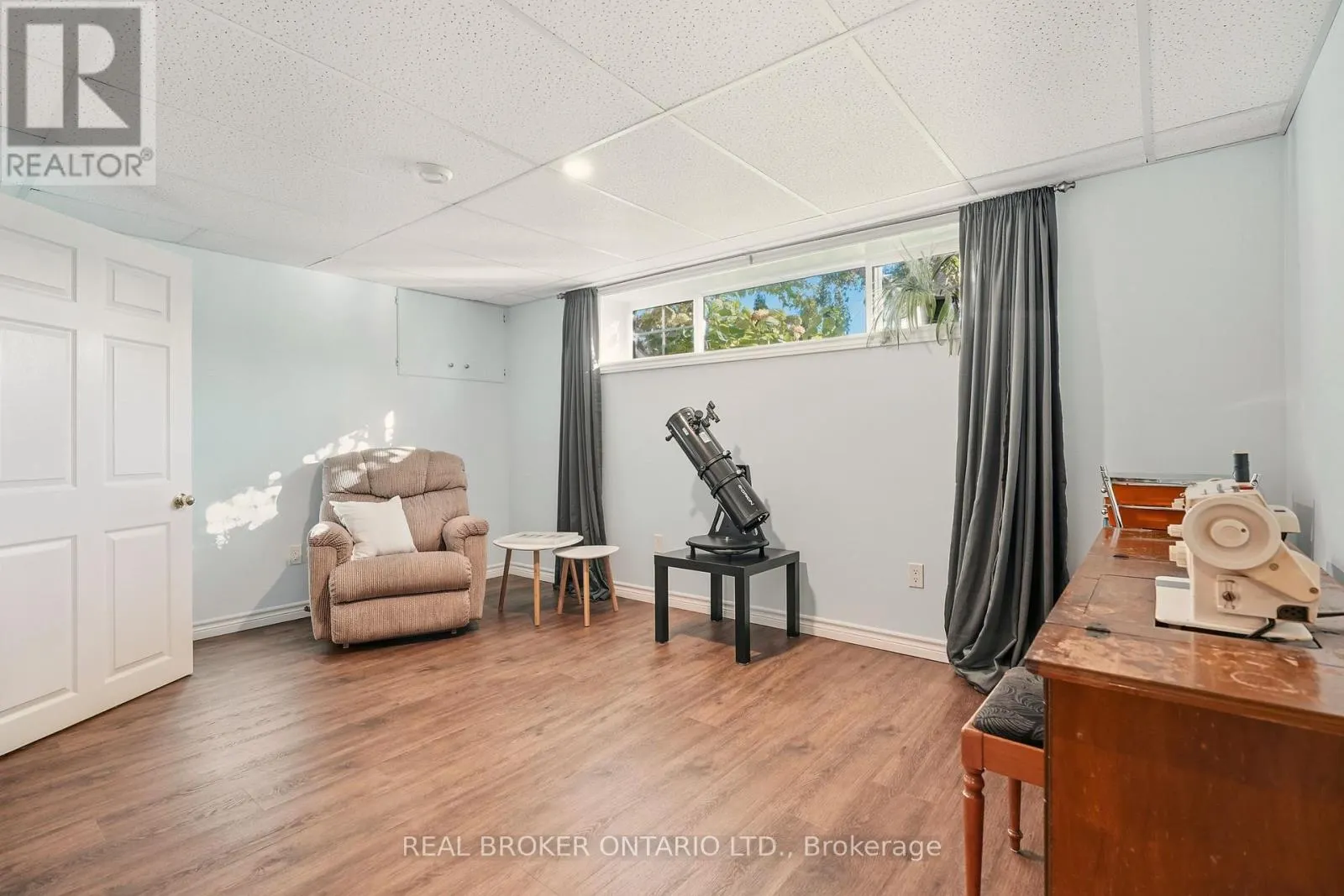 33 PORTER CRESCENT